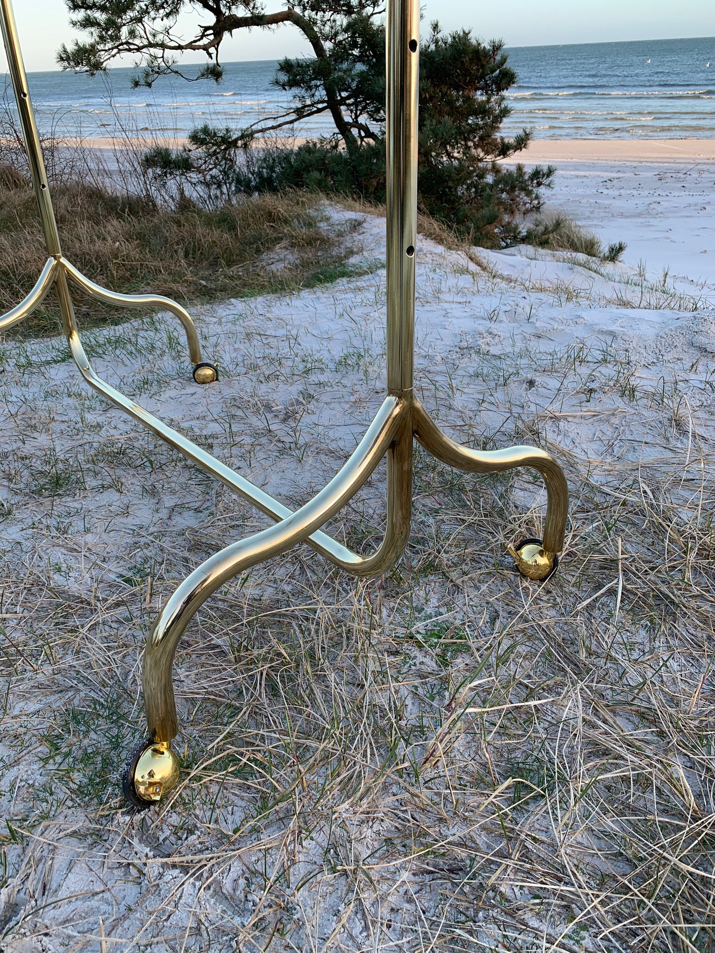 Stort garderobsställ i mässing med hjul (Priset är för det stora stället på bilderna)