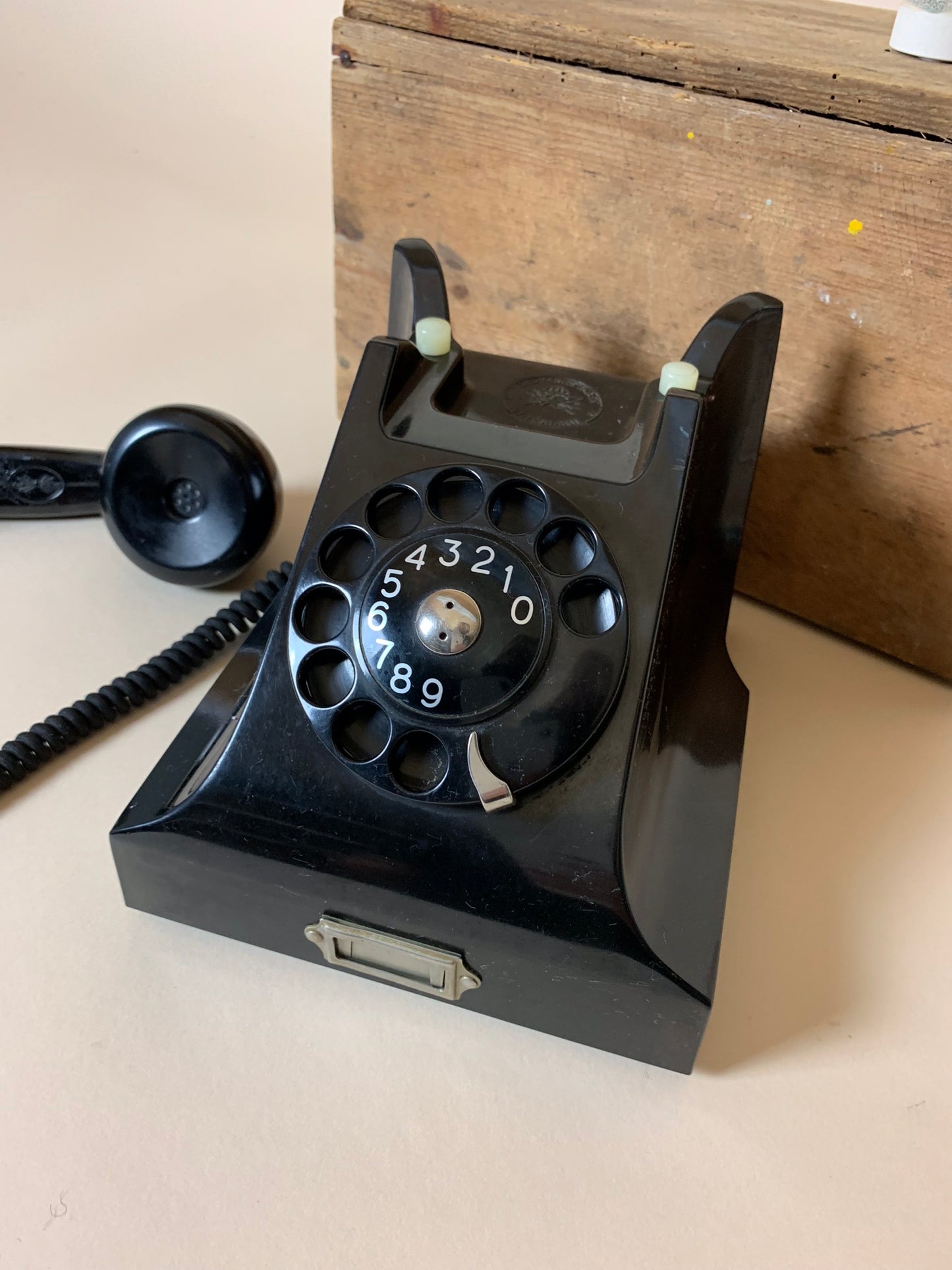 Gammal bakelittelefon
