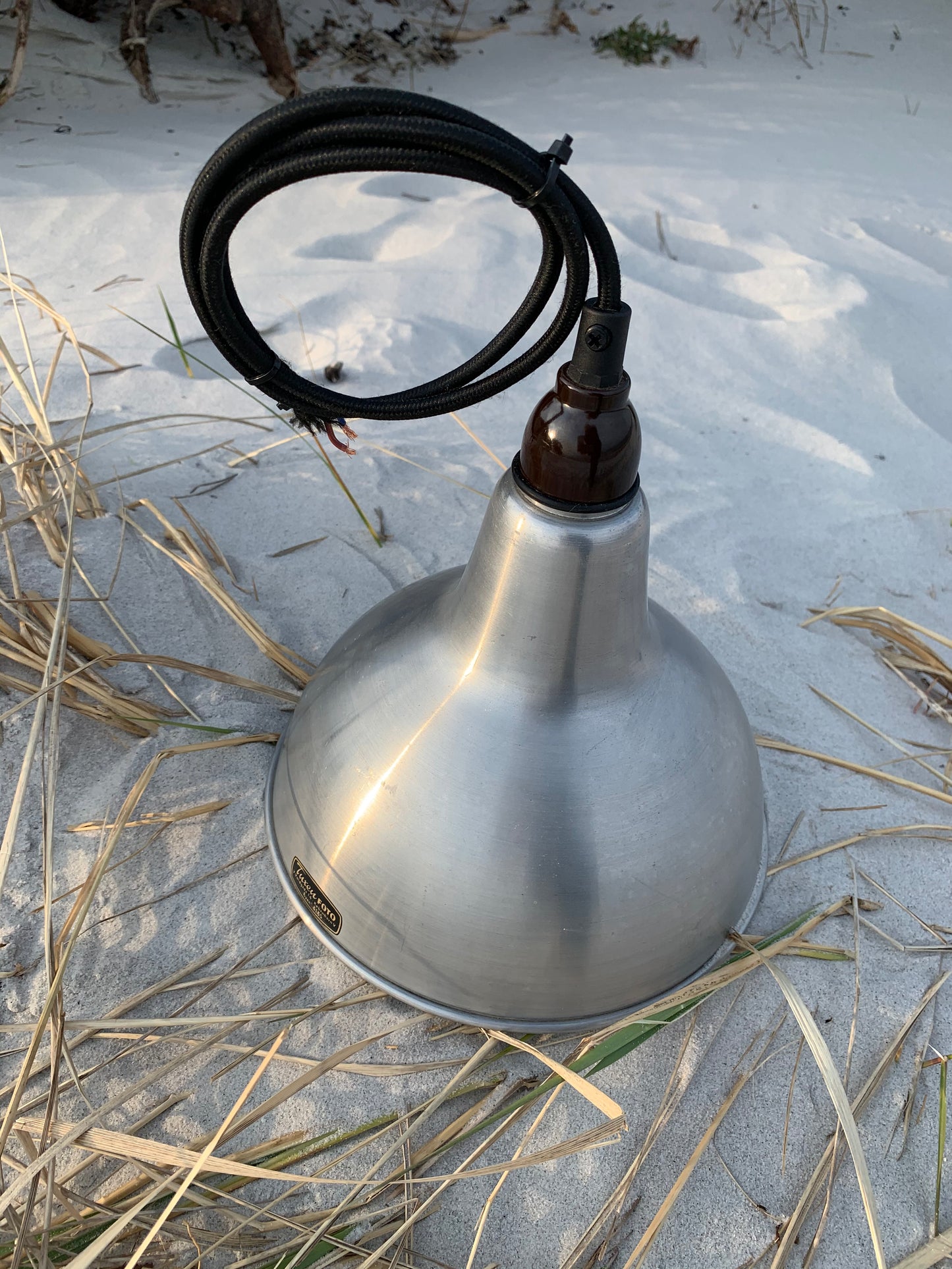 Industriell lampa med roliga detaljer