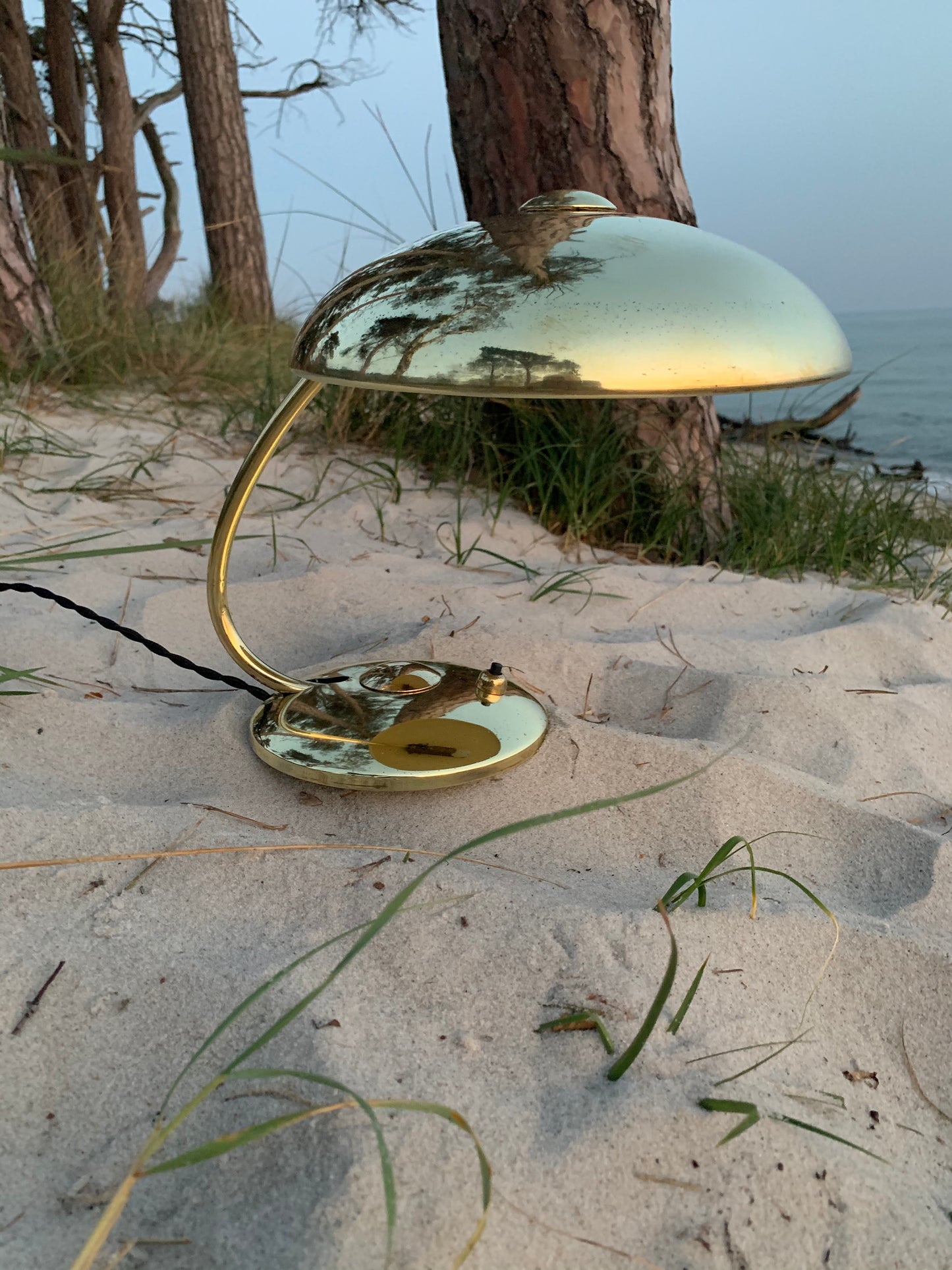 Vacker liten Helo i mässing med fin patina