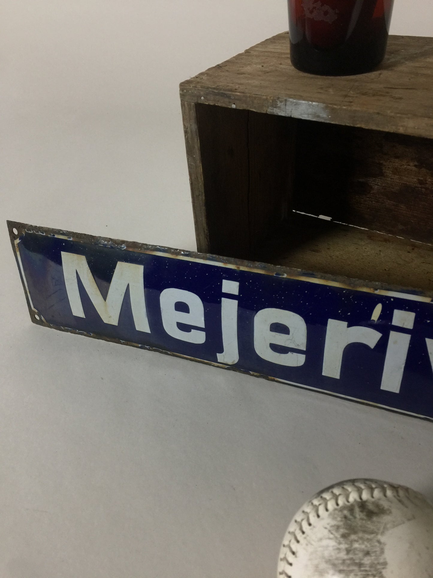 Vägskylt i emalj med fin patina
