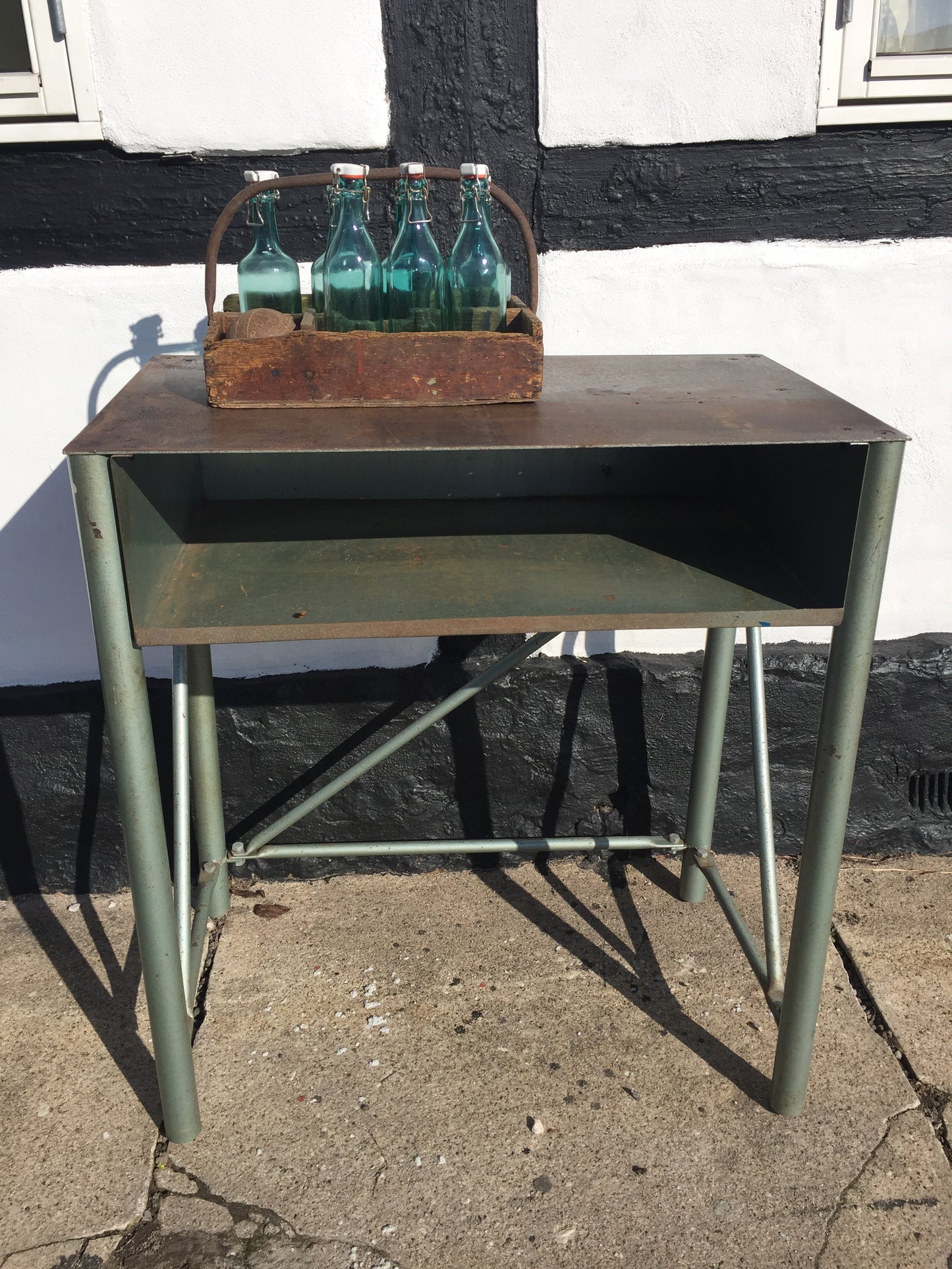 Snyggt industribord med mycket vacker patina