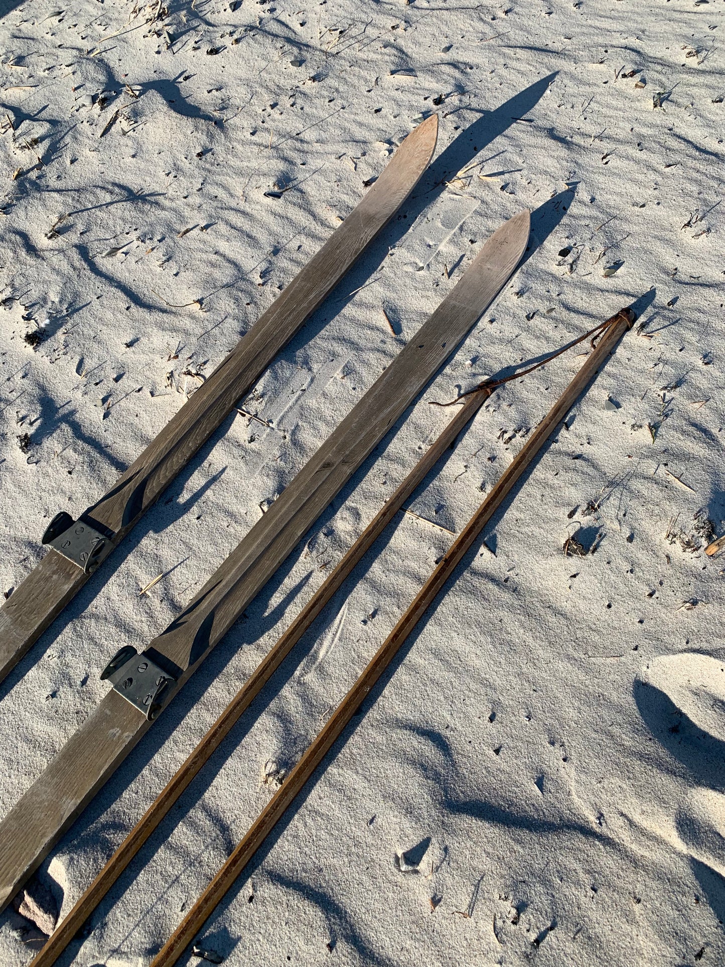 Gamla och dekorativa skidor med stavar