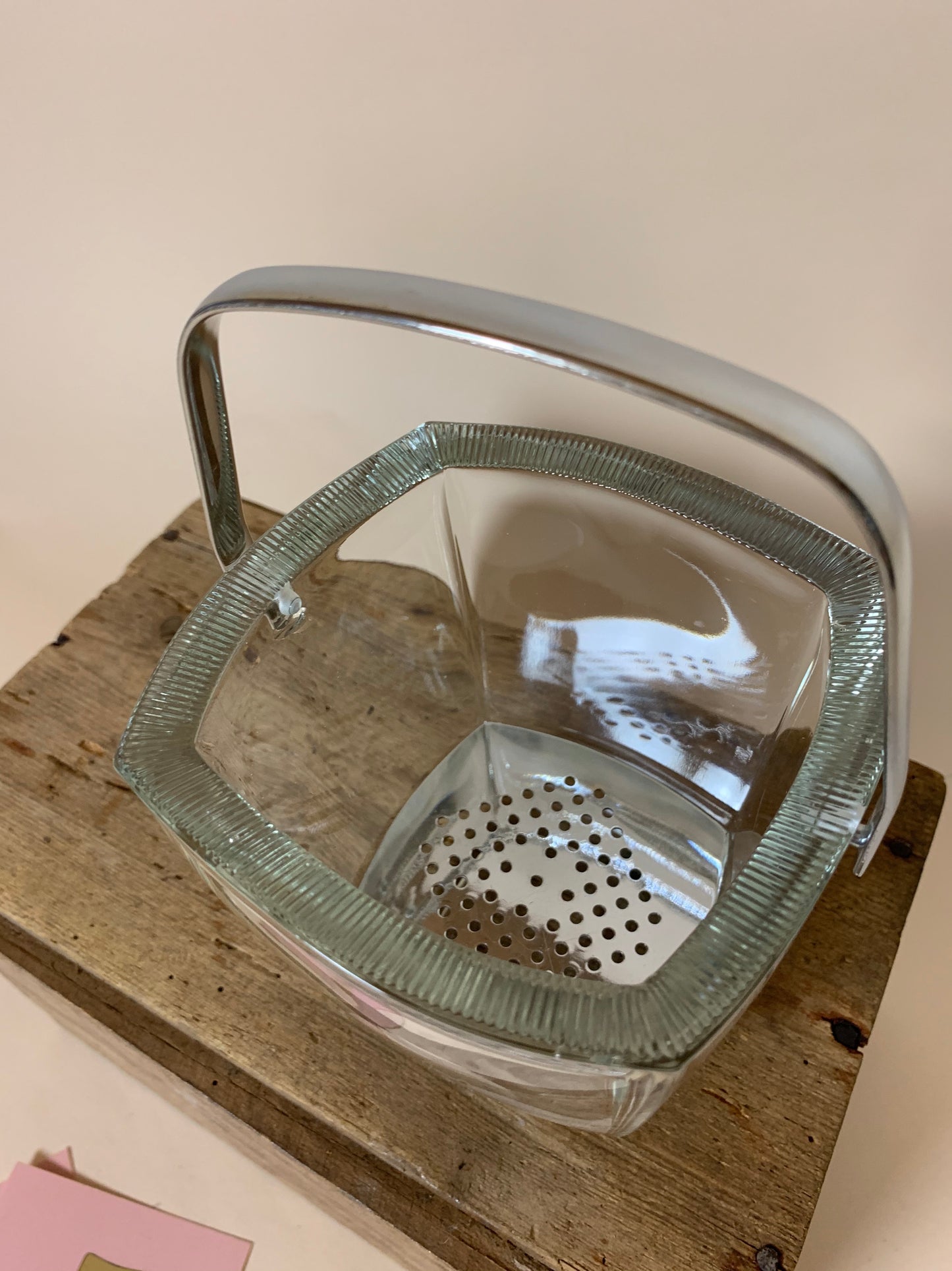 Ishink i glas med mönster på kanten