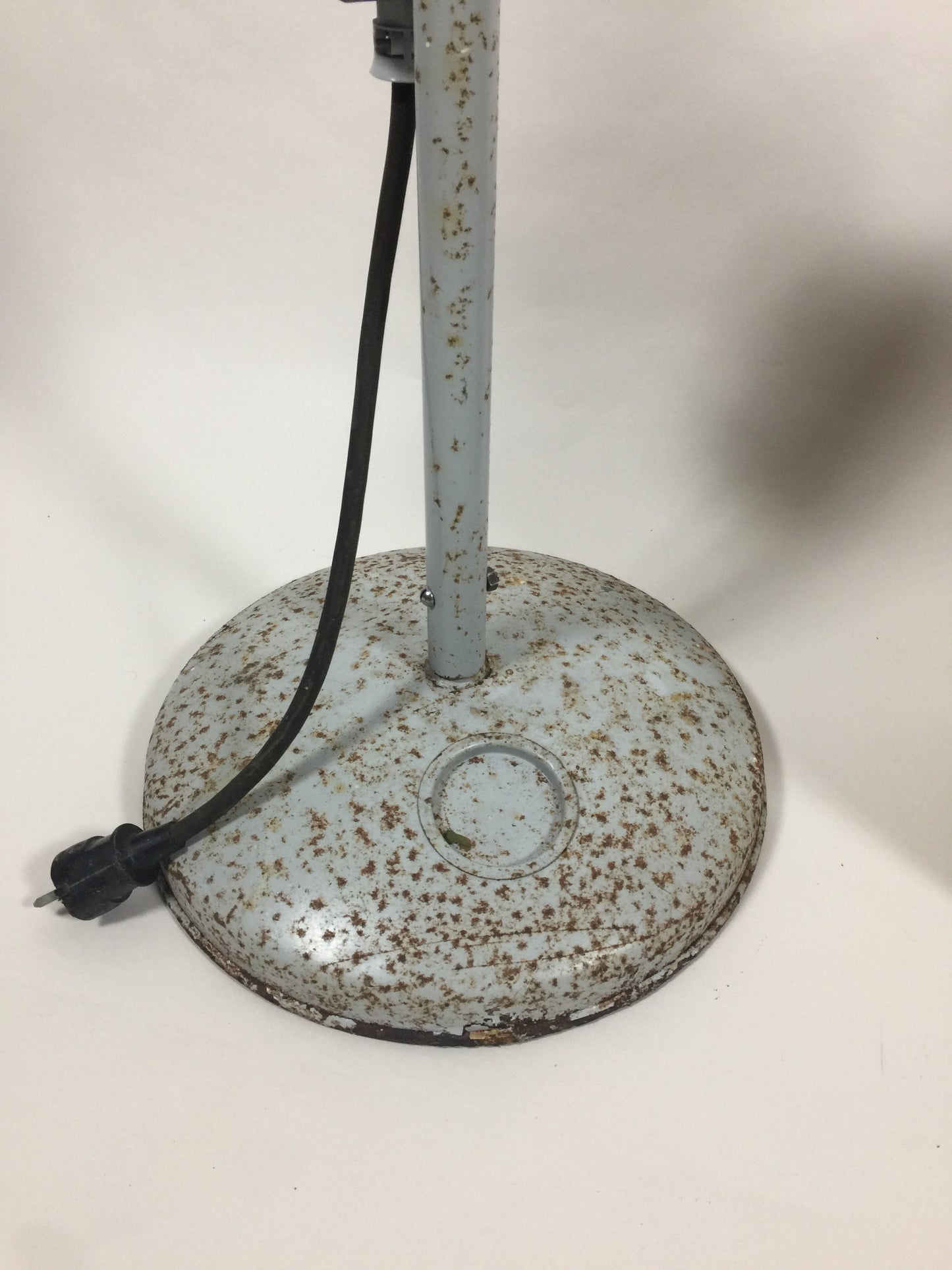 Industriell och rå golvlampa