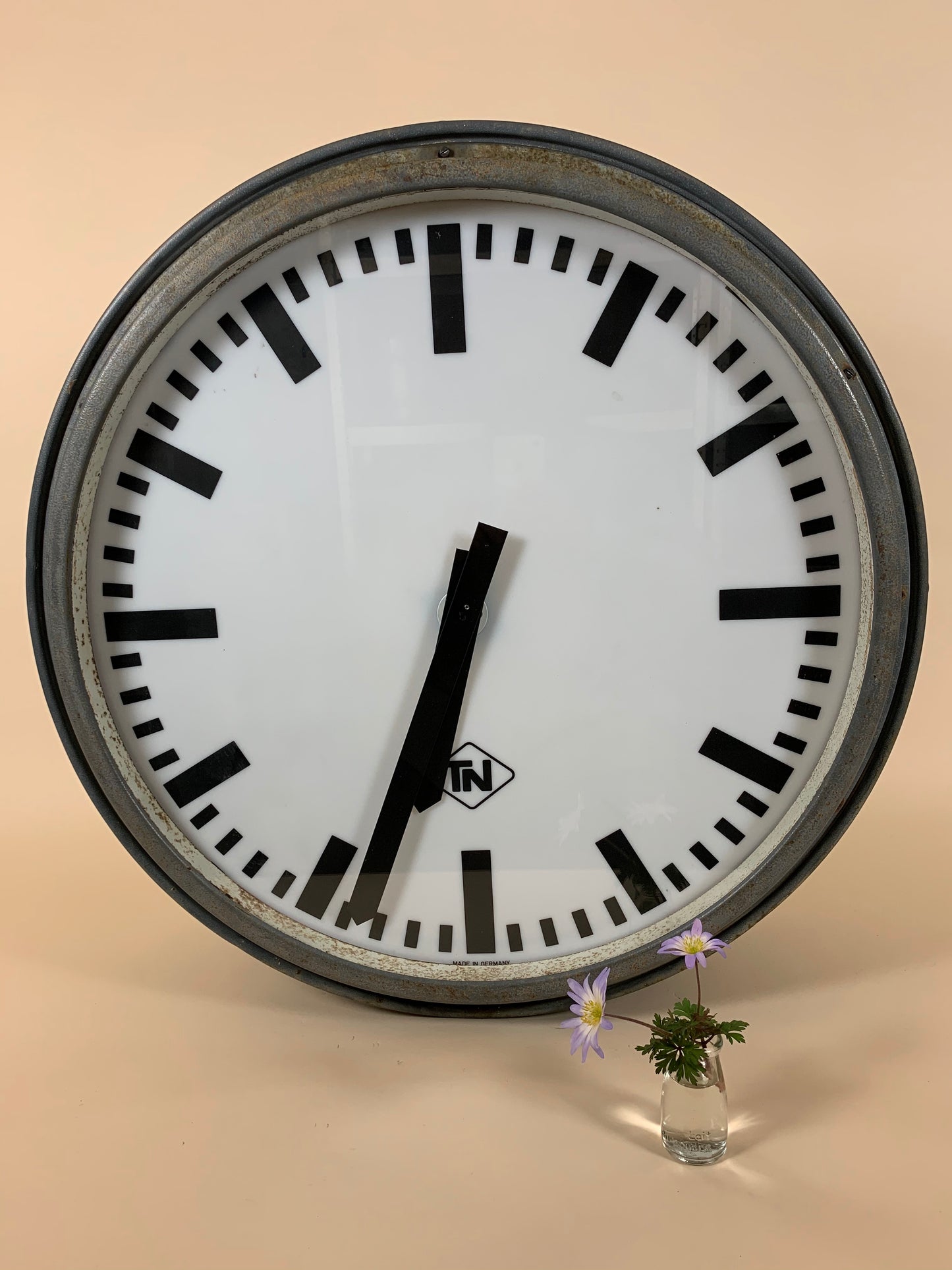 Stor dubbelsidig rå och läcker DSB järnvägsstationsklocka