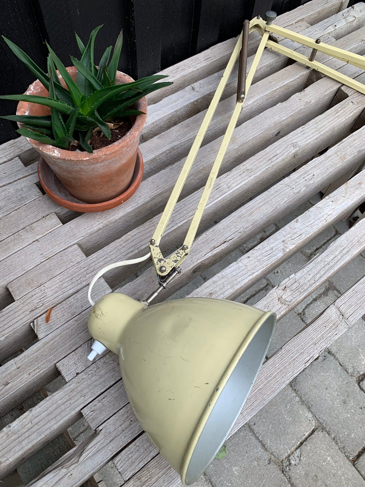 Vacker gammal Luxo lampa med roliga detaljer