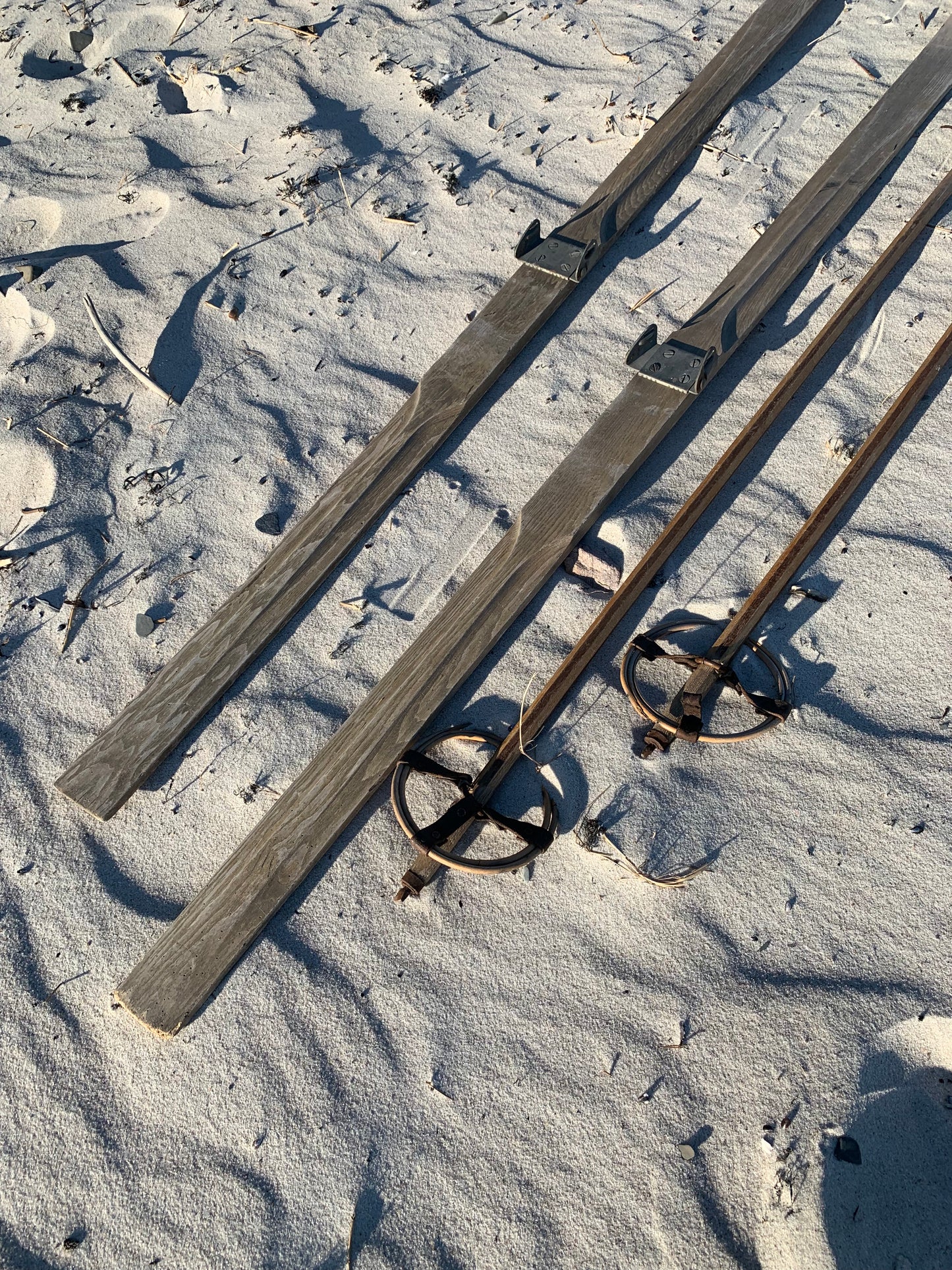 Gamla och dekorativa skidor med stavar