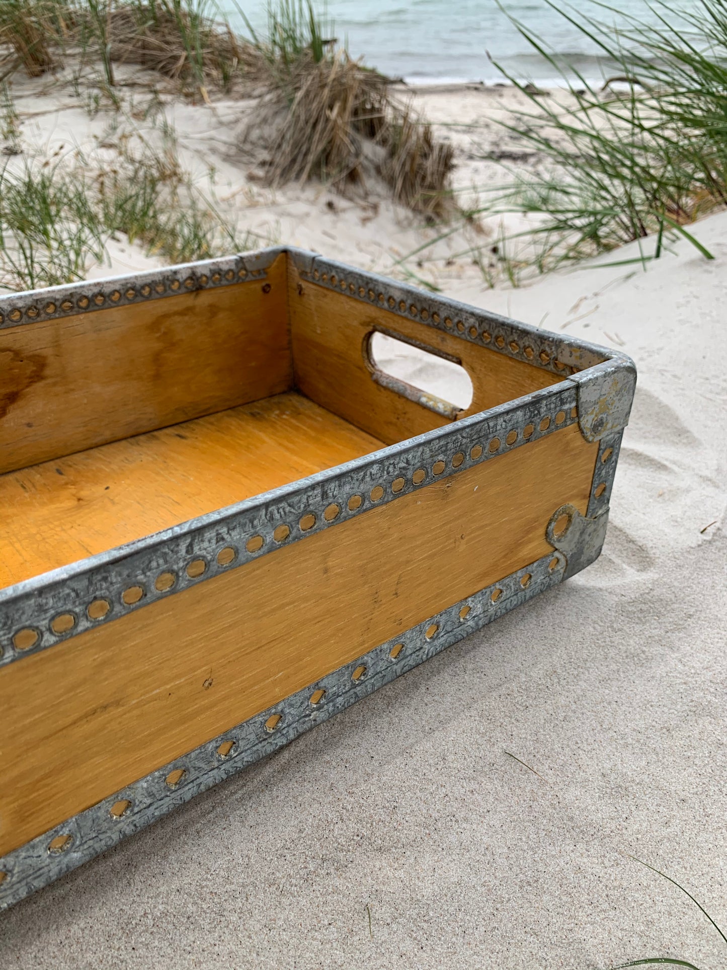 Box med metallkanter och handtag
