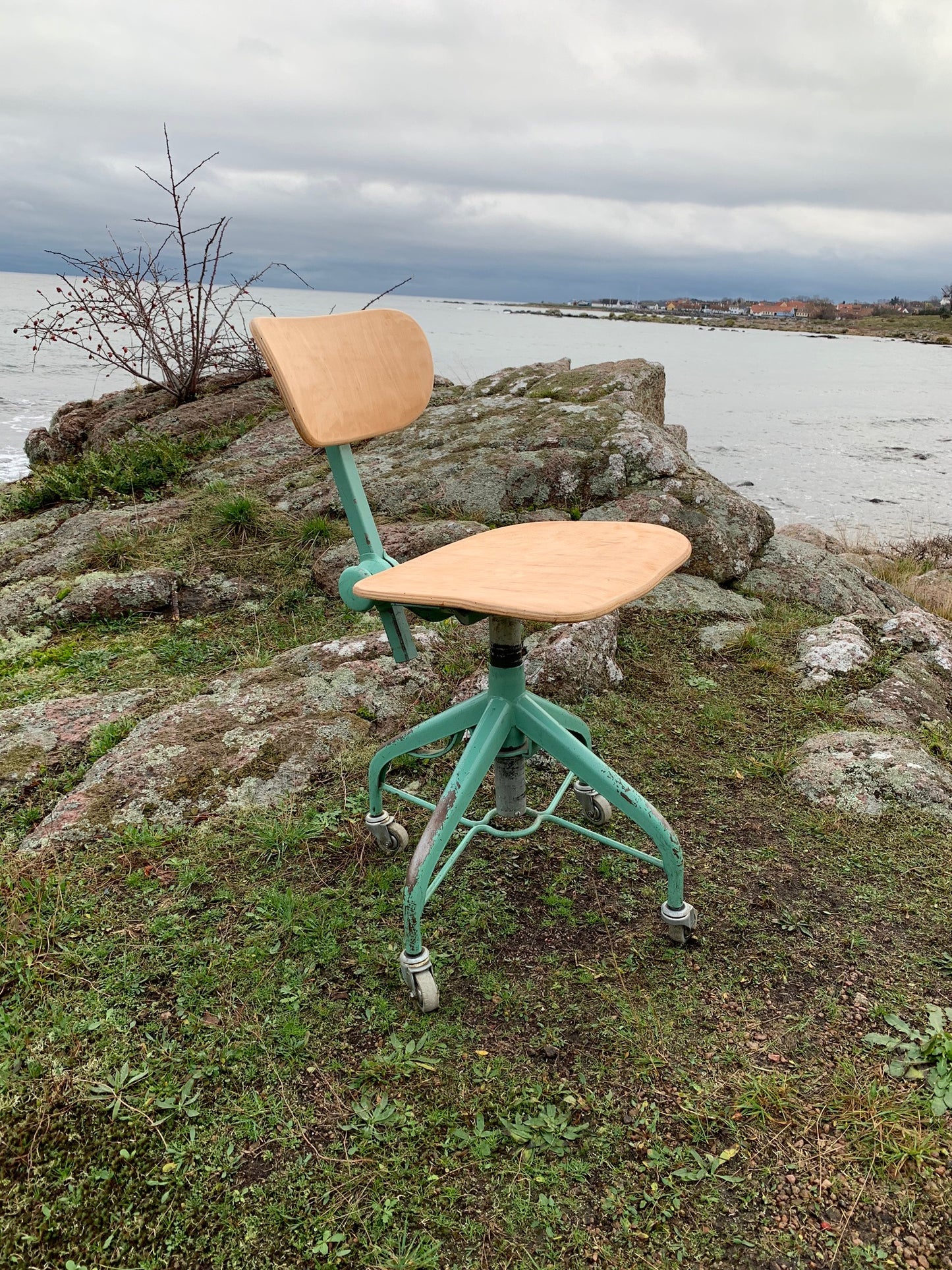 Vacker kontorsstol med hjul