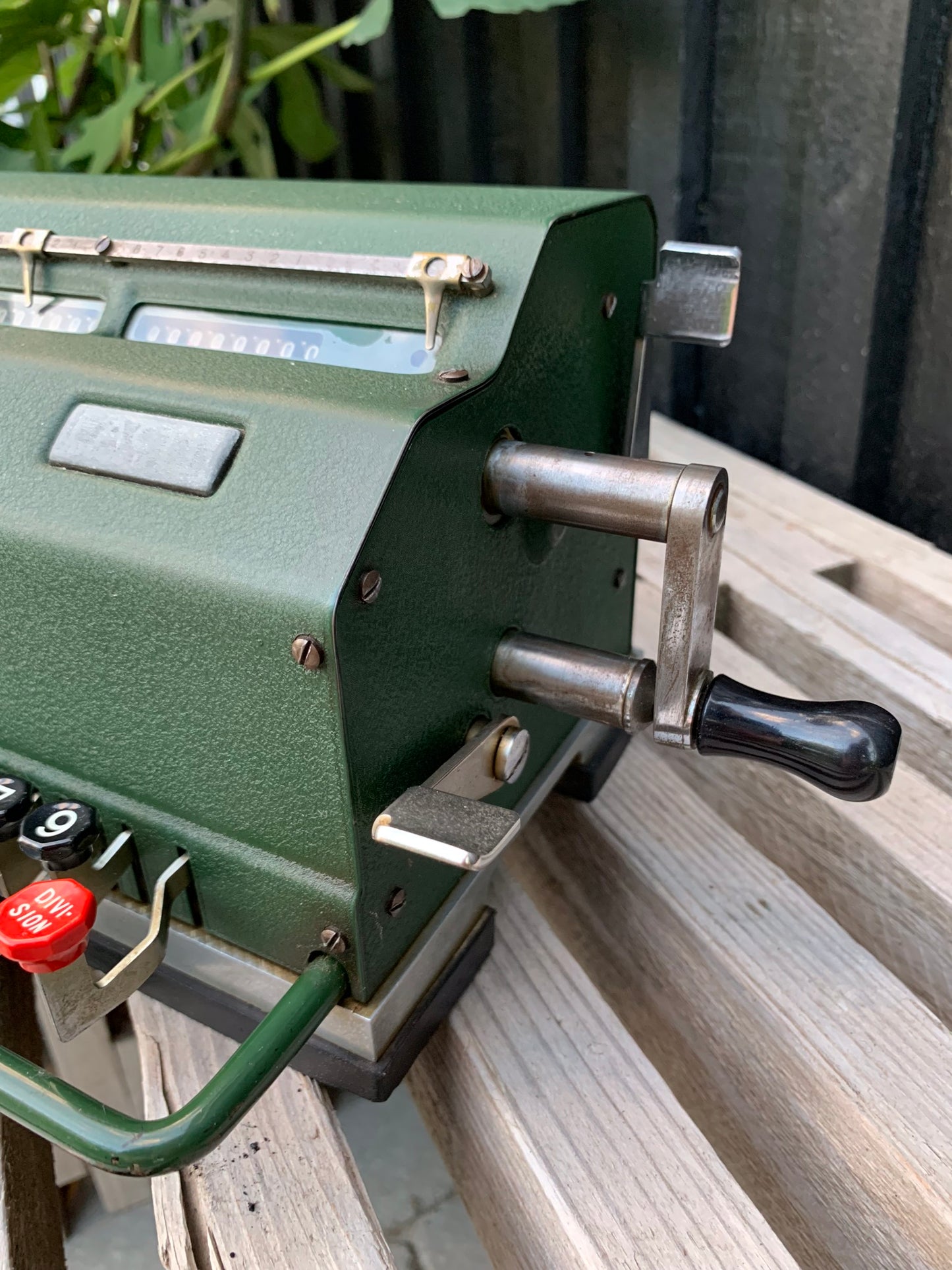 Rolig gammal grön mekanisk kalkylator