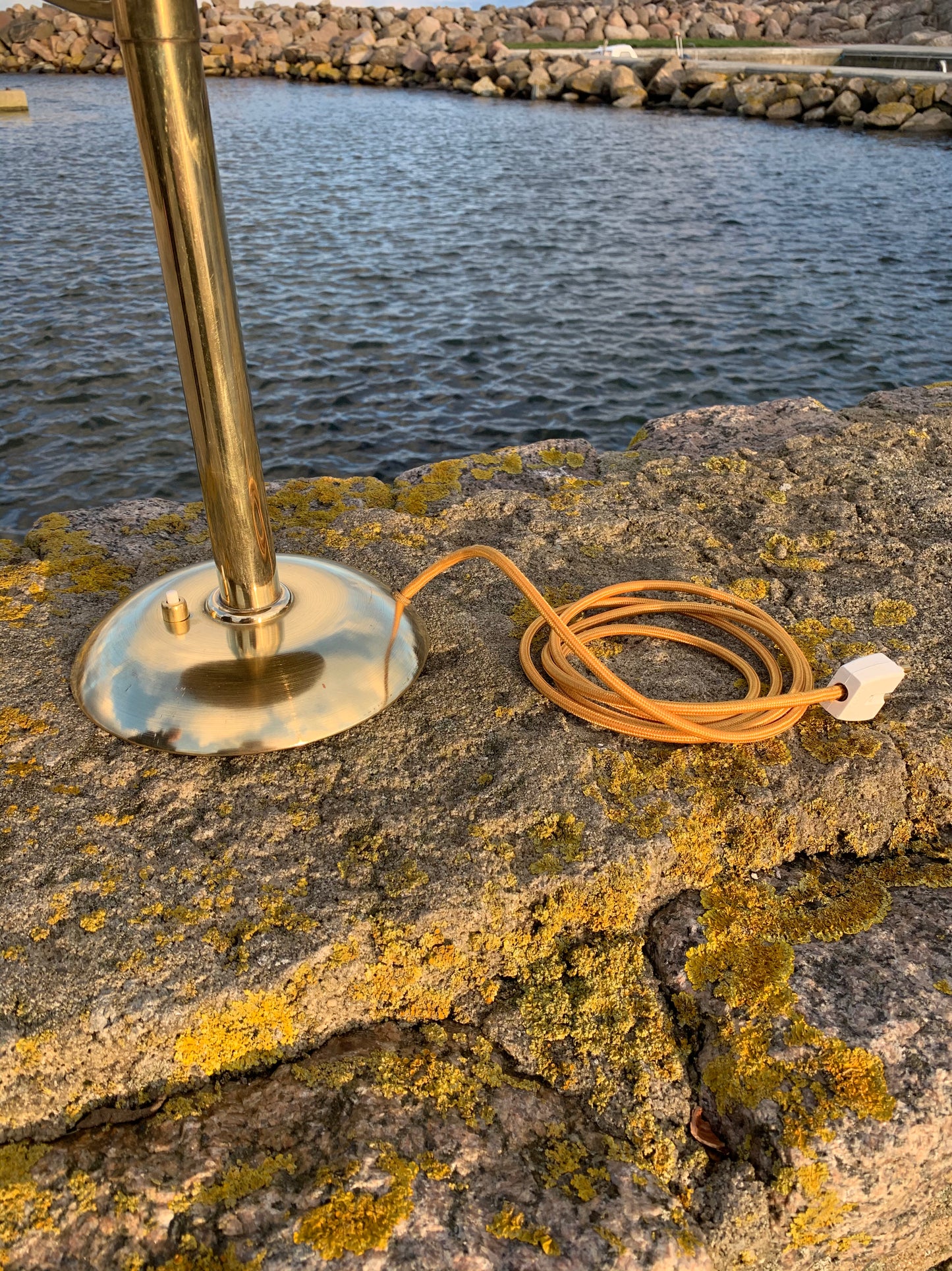 Egon Hillebrand i mässing med svängarm