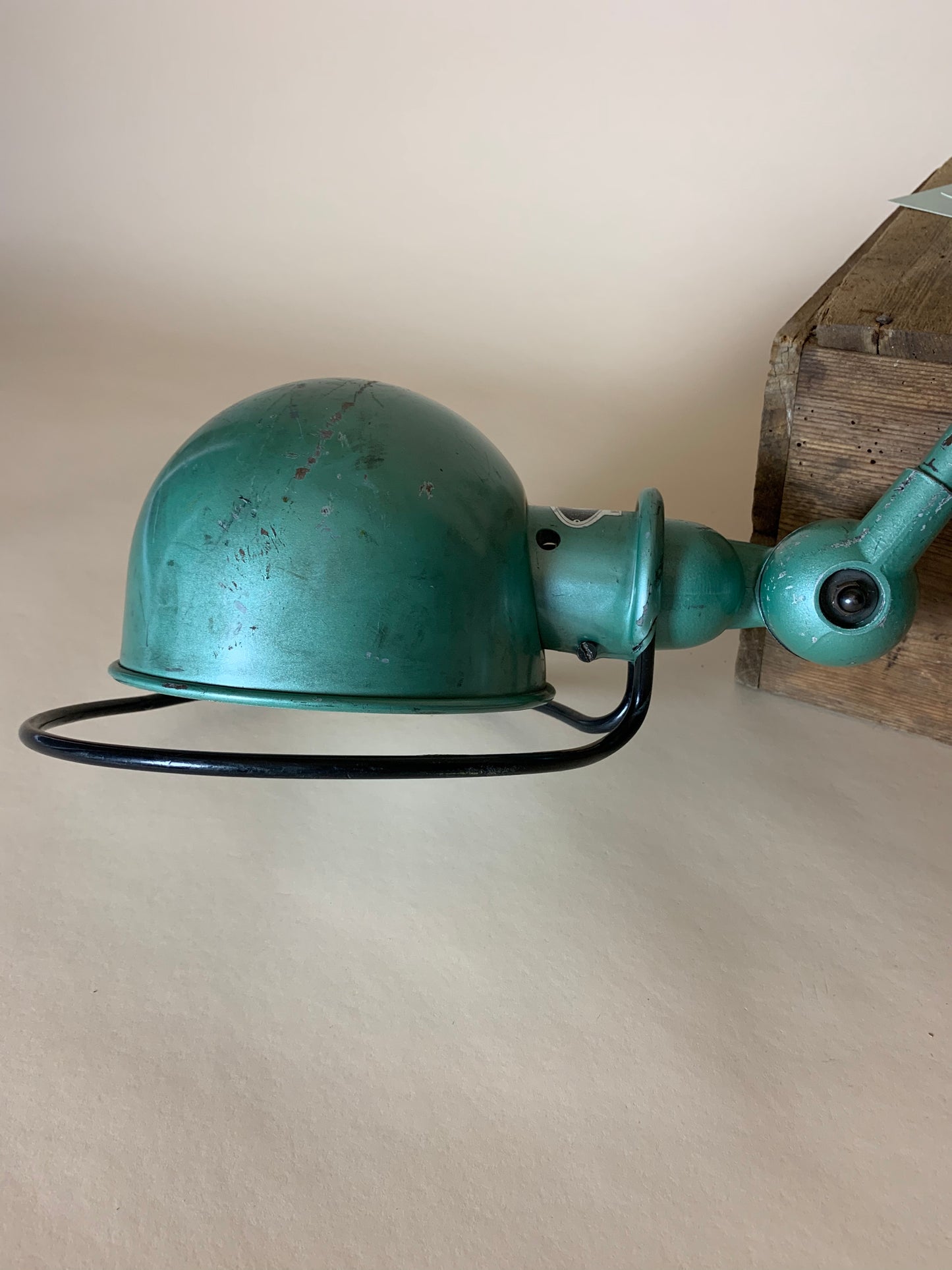Jieldé vägglampa i grönt med 2 armar
