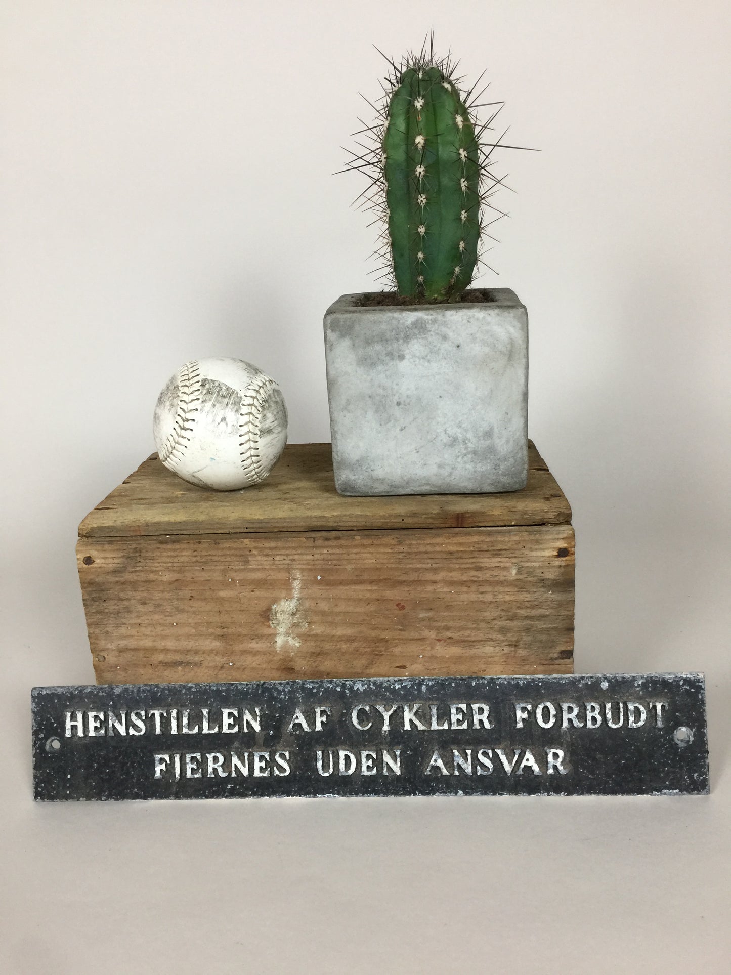 Vacker skylt med vacker patina