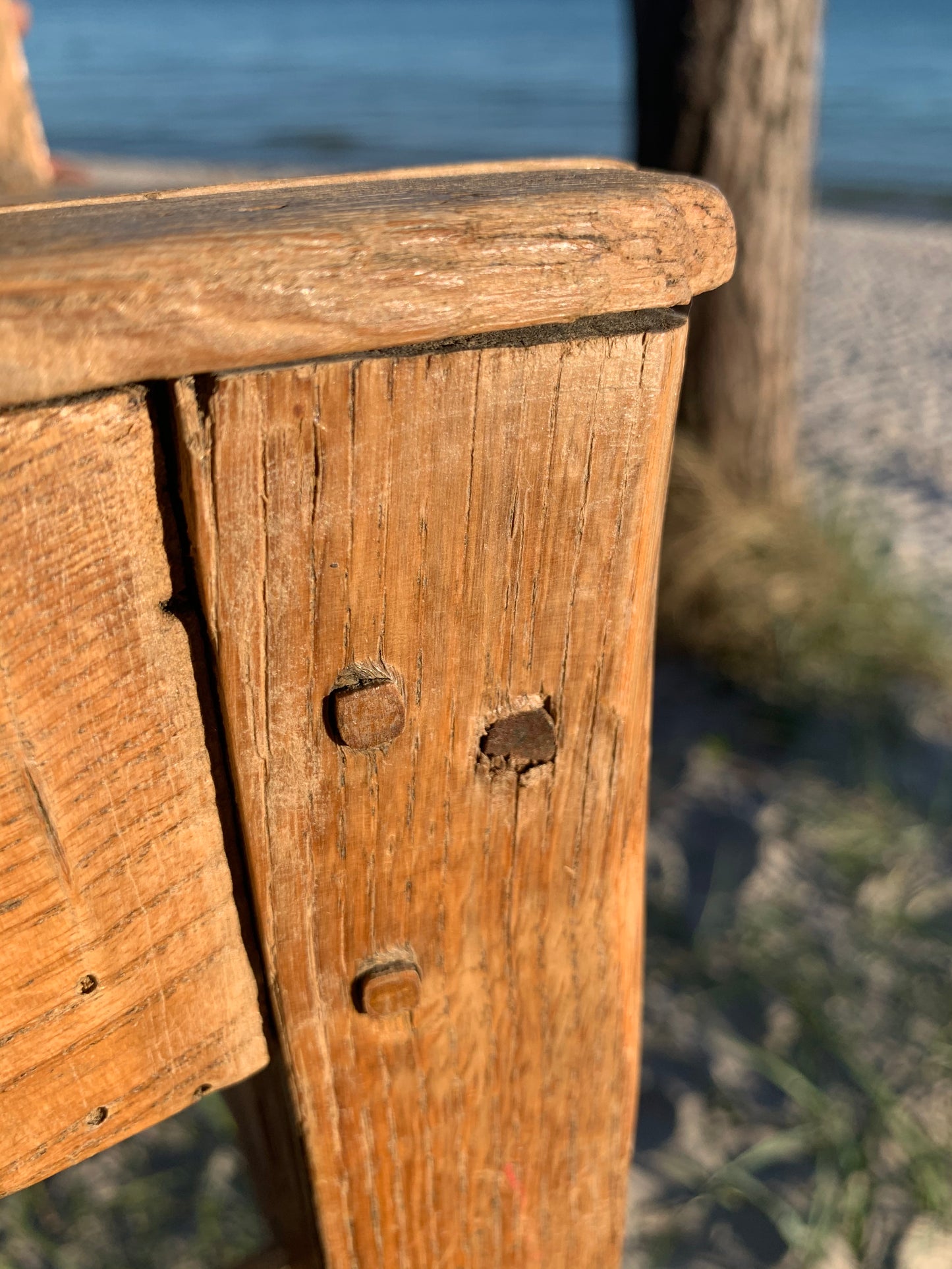 Gammal trästol med patina