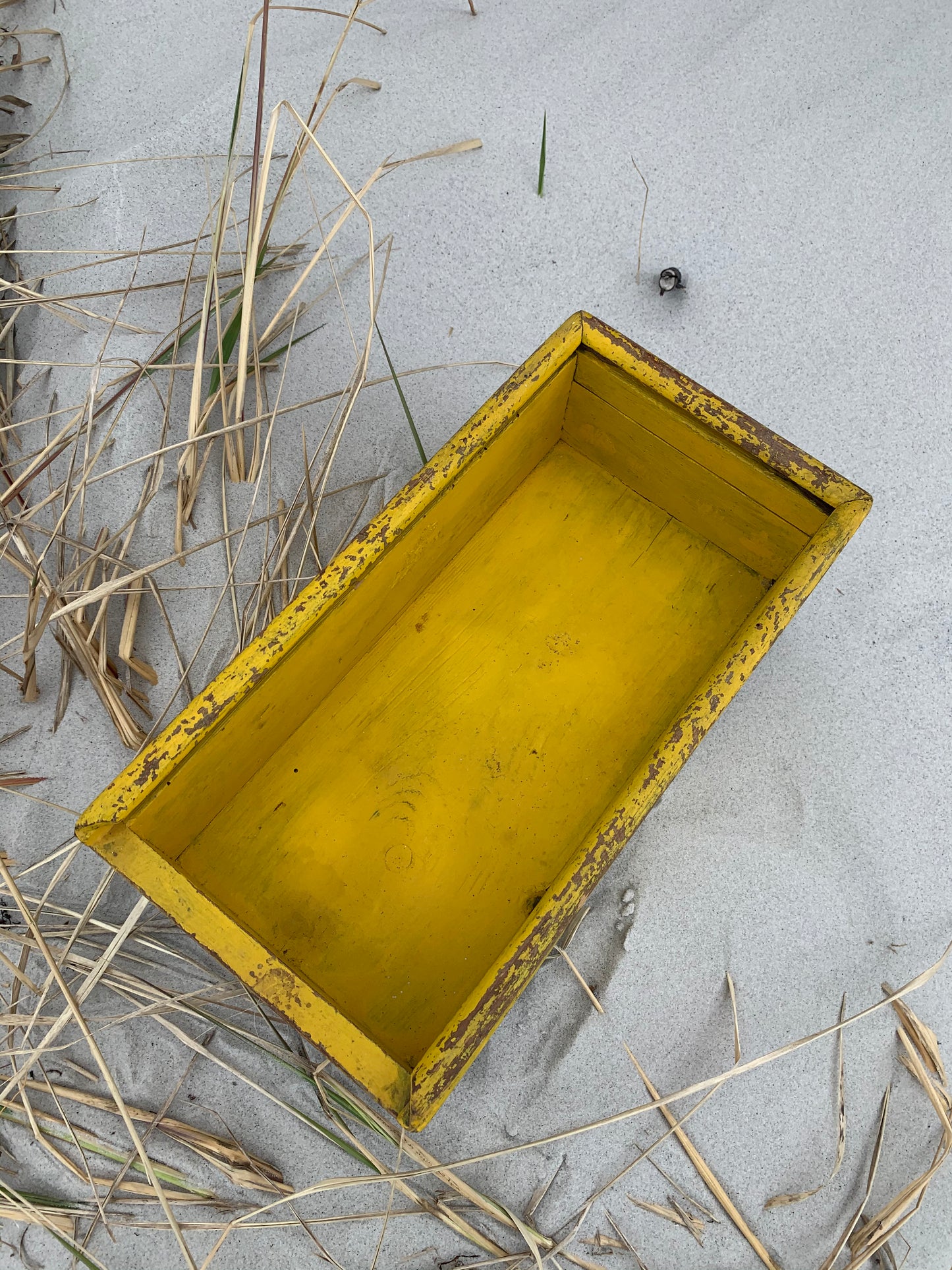 Vacker gul trälåda