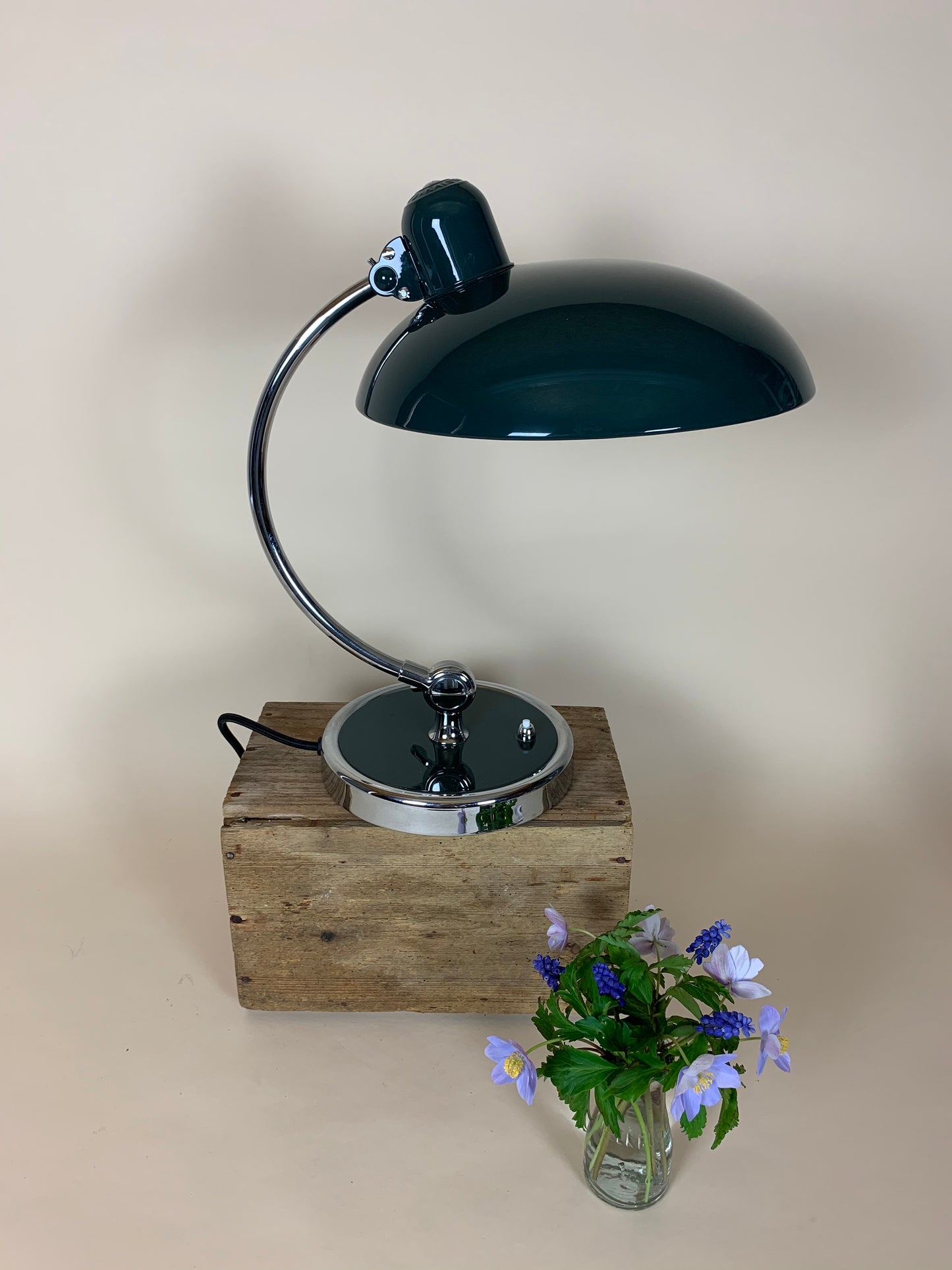 Kaiser Idell 6631 bordslampa i mörkgrön