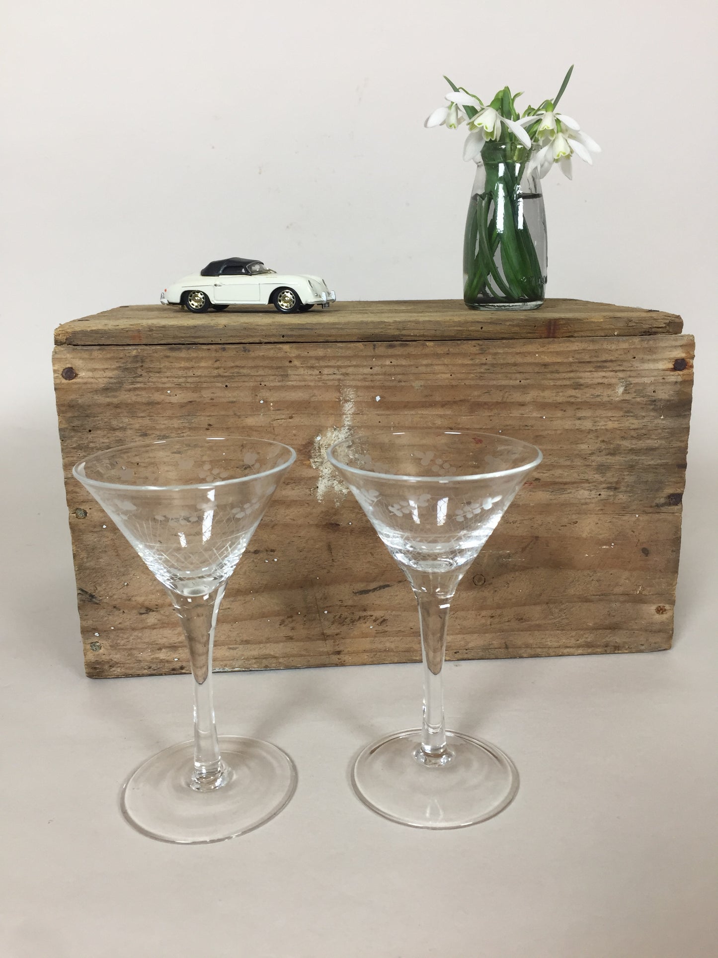 Två vackra gamla glas