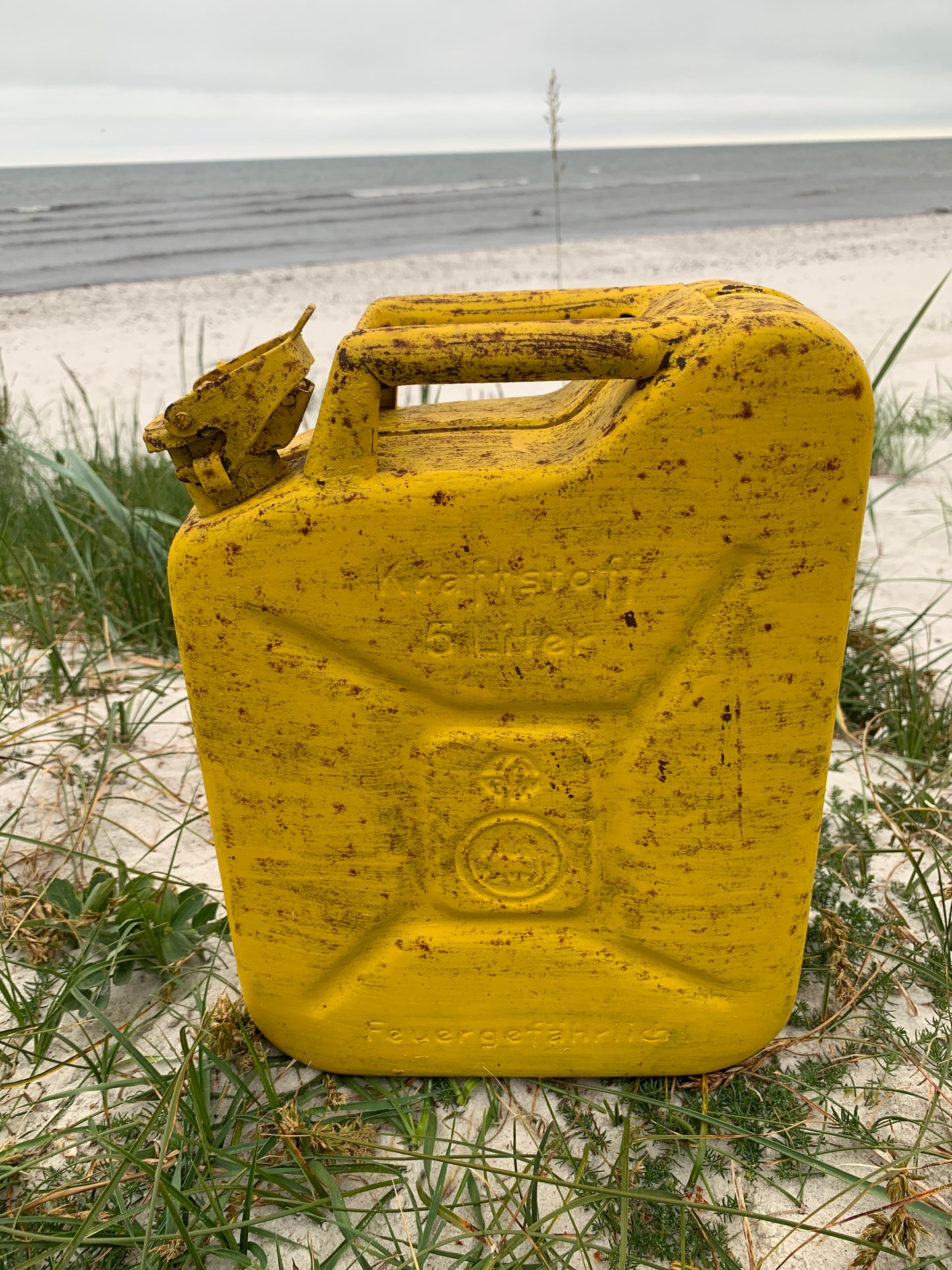 Liten gul bensindunk