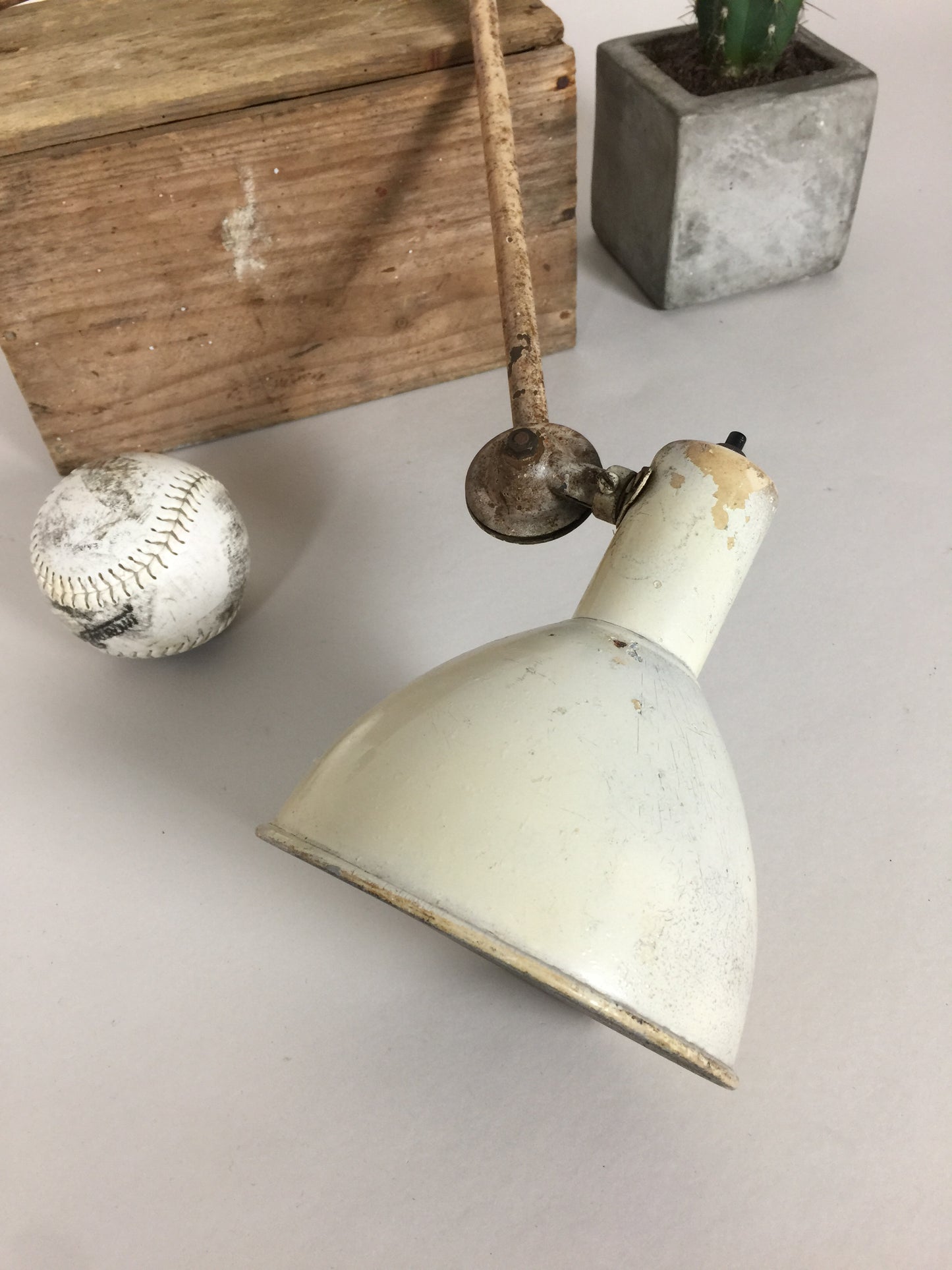Danska Lyfa Karadi vägglampa från ca. 1940-talet.
