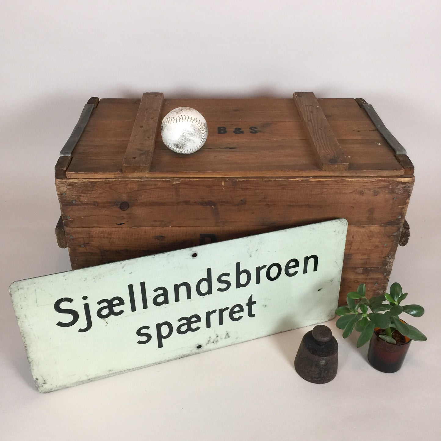 Skyltar från en bro i Köpenhamn