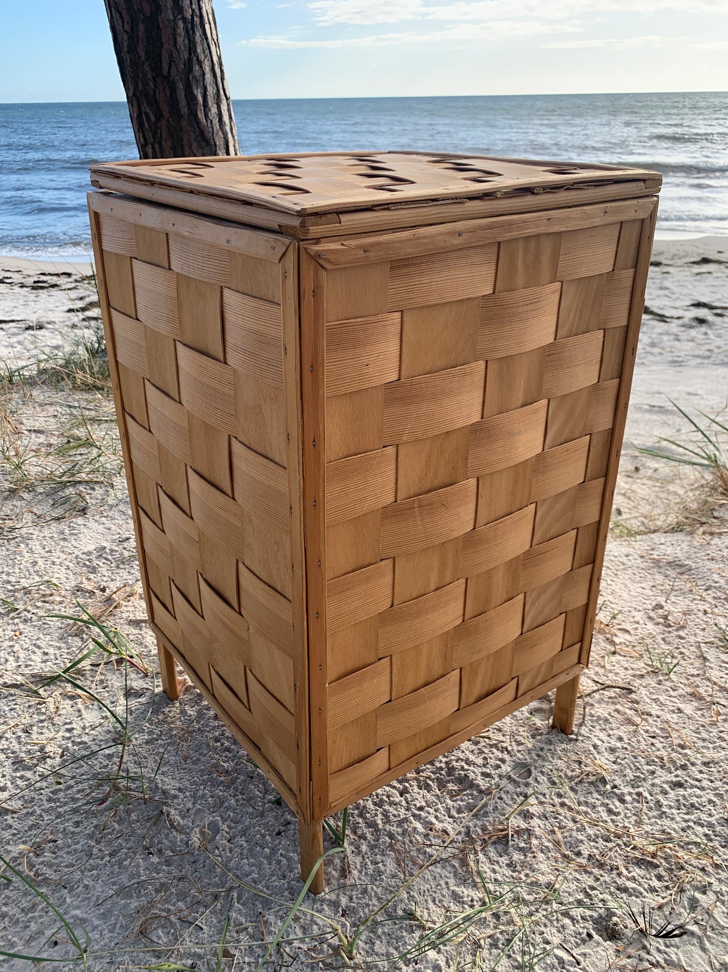 Flätad spånkorg med lock