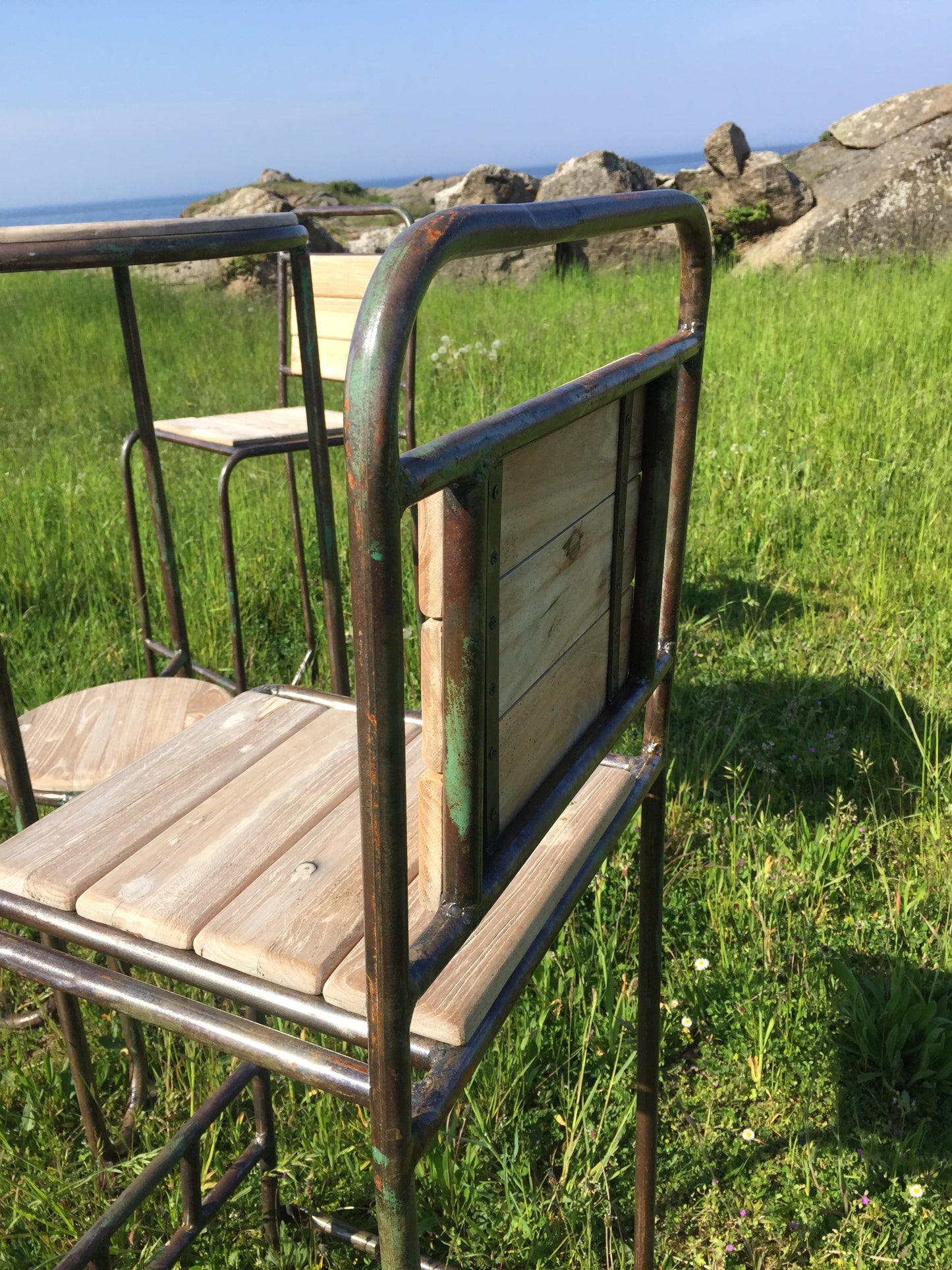 Rå och industriellt barbord med två barstolar