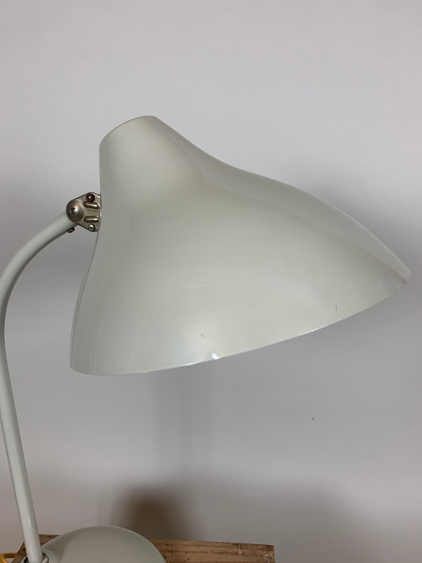 Grå Hala bordslampa med vackra mjuka linjer