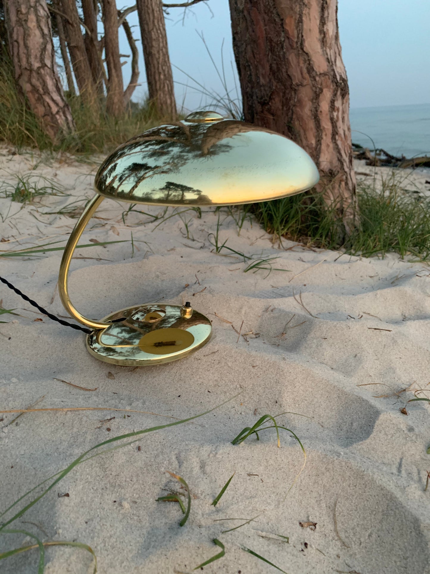 Vacker liten Helo i mässing med fin patina