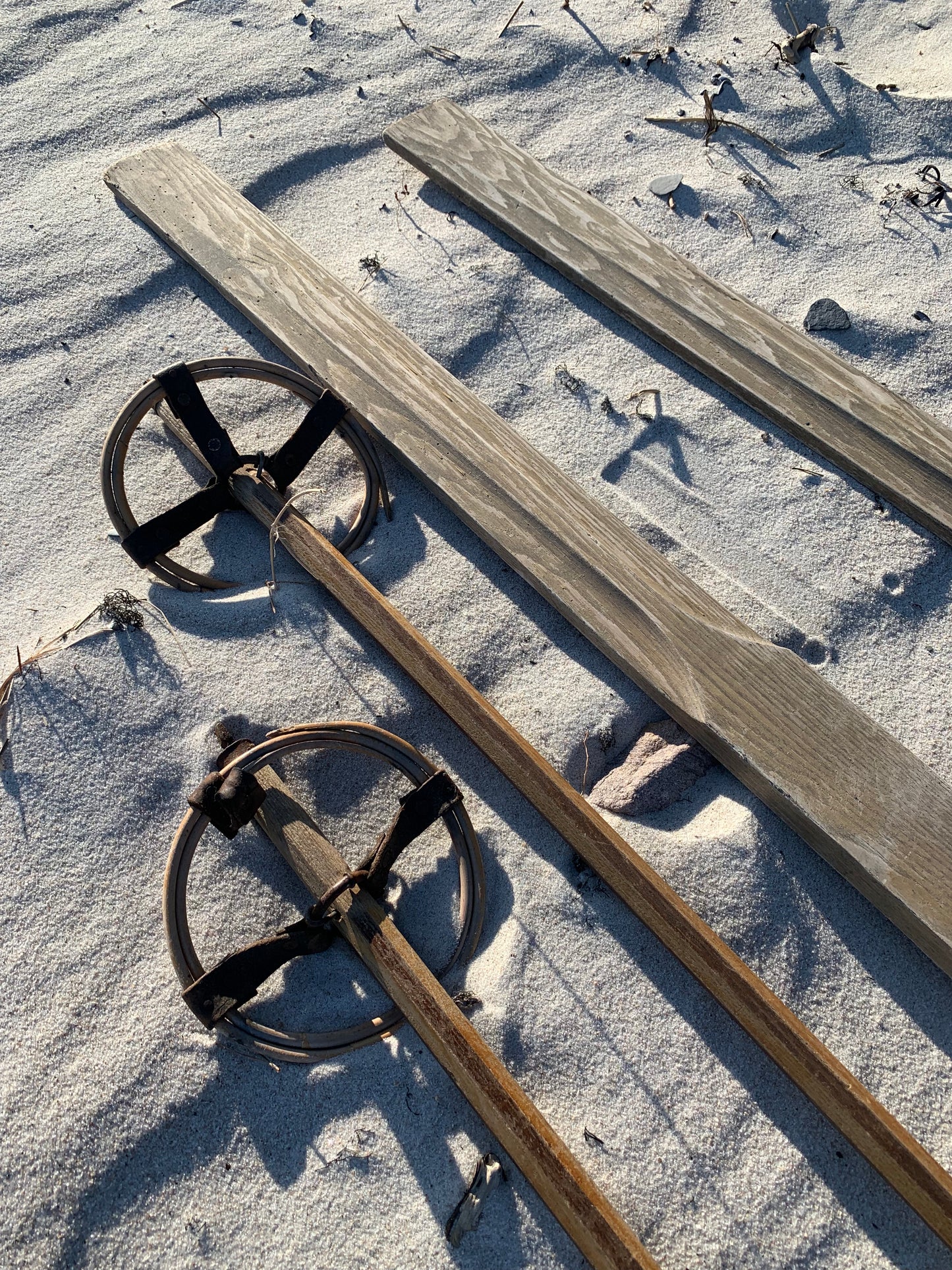 Gamla och dekorativa skidor med stavar