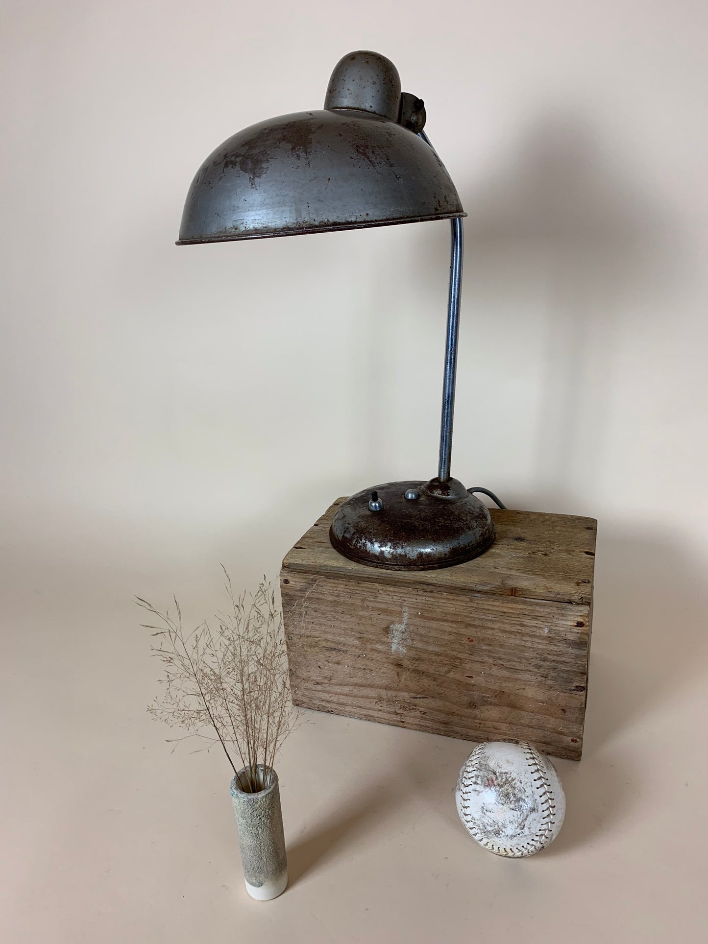 Helo bordslampa med mycket vacker patina