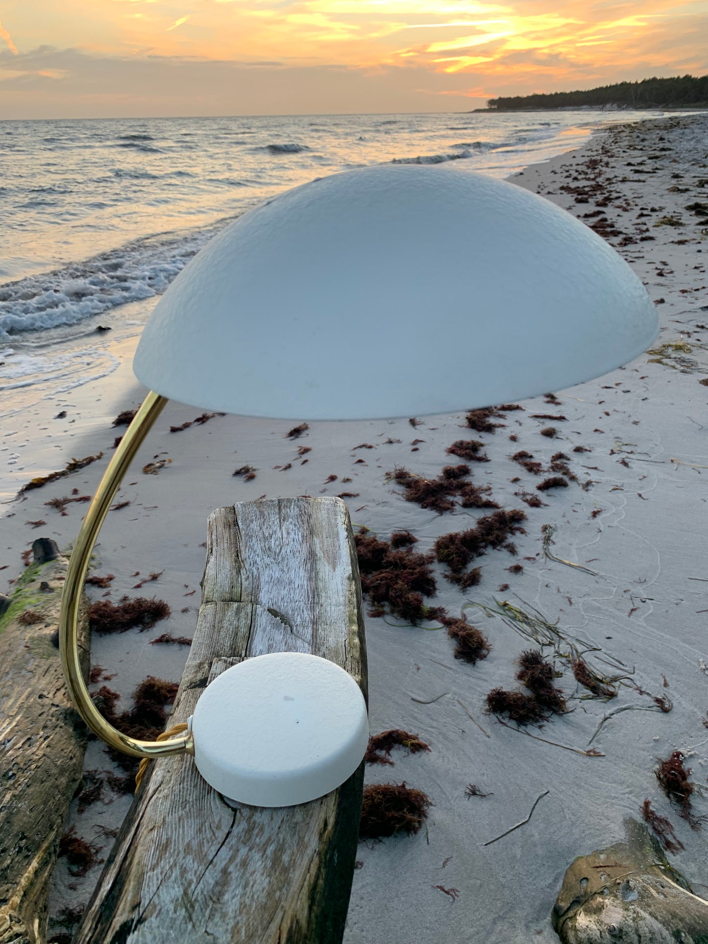 Kosacklampa - Krämfärgad med arm i mässing