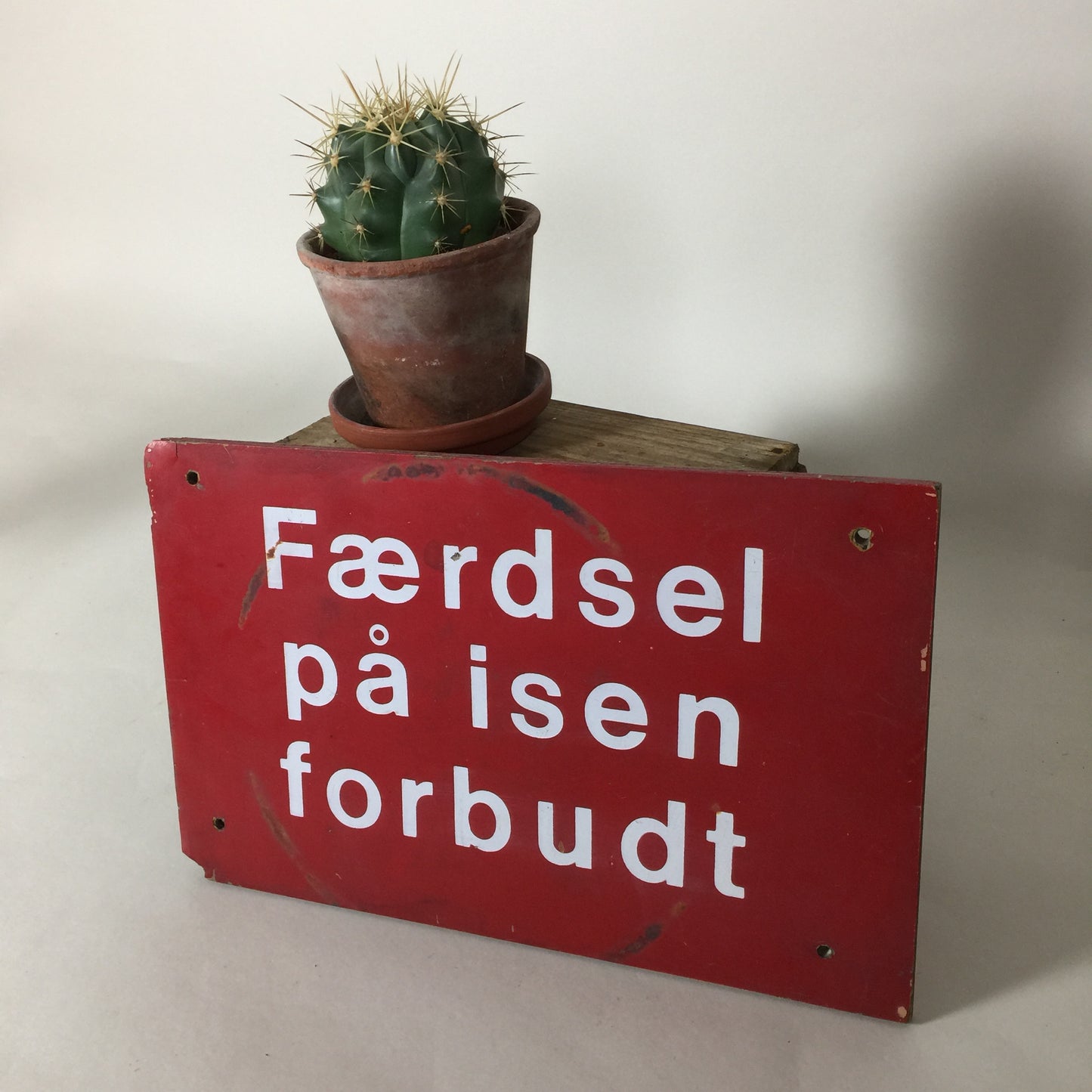 Rolig gammal träskylt