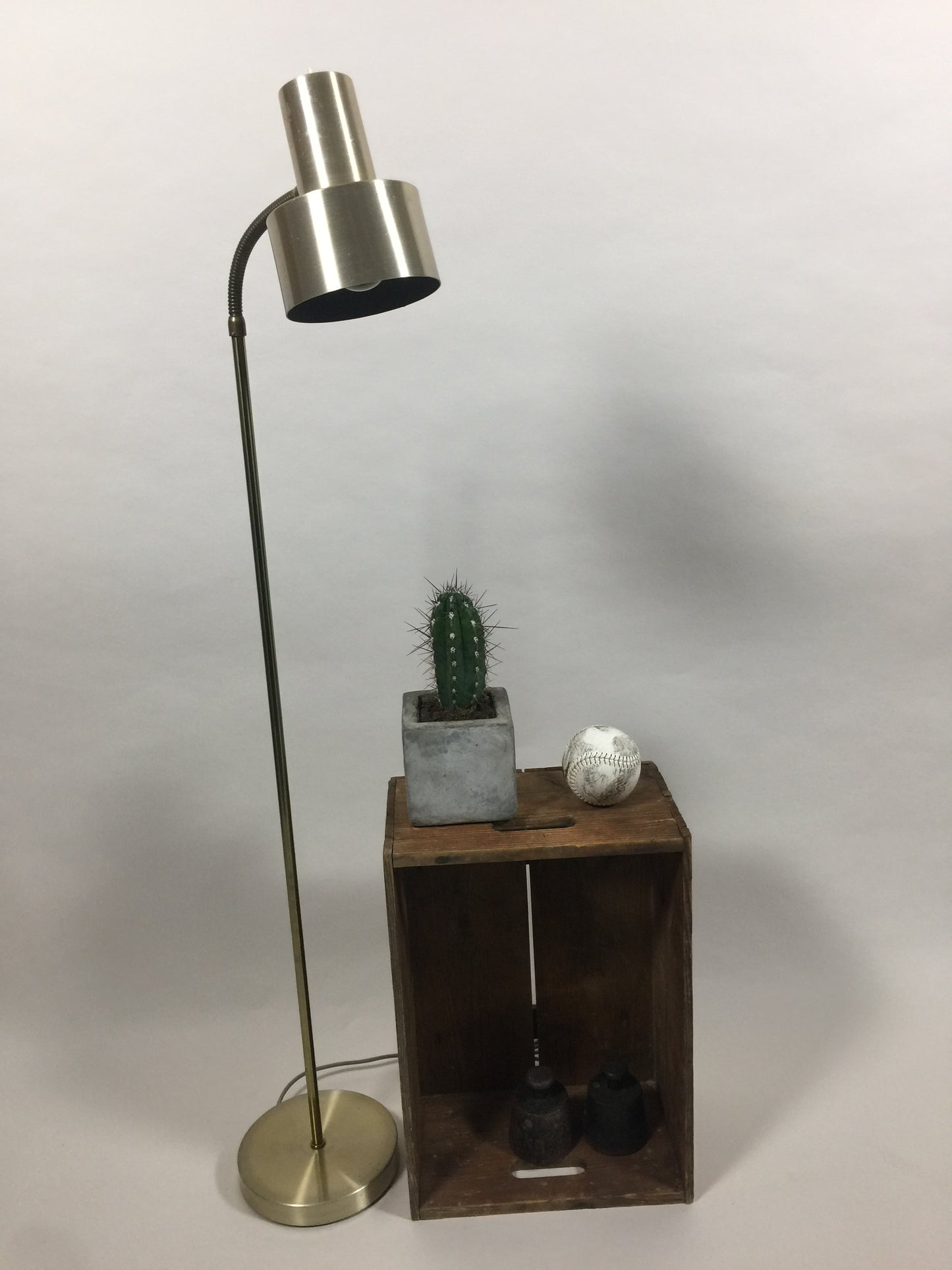 Enkel och snygg mässingsfärgad golvlampa