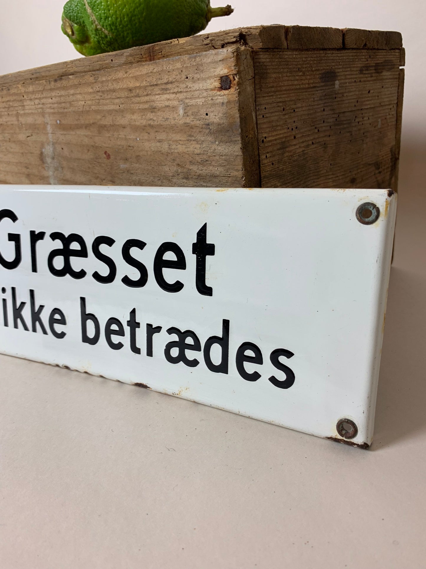Fin gammal emaljskylt