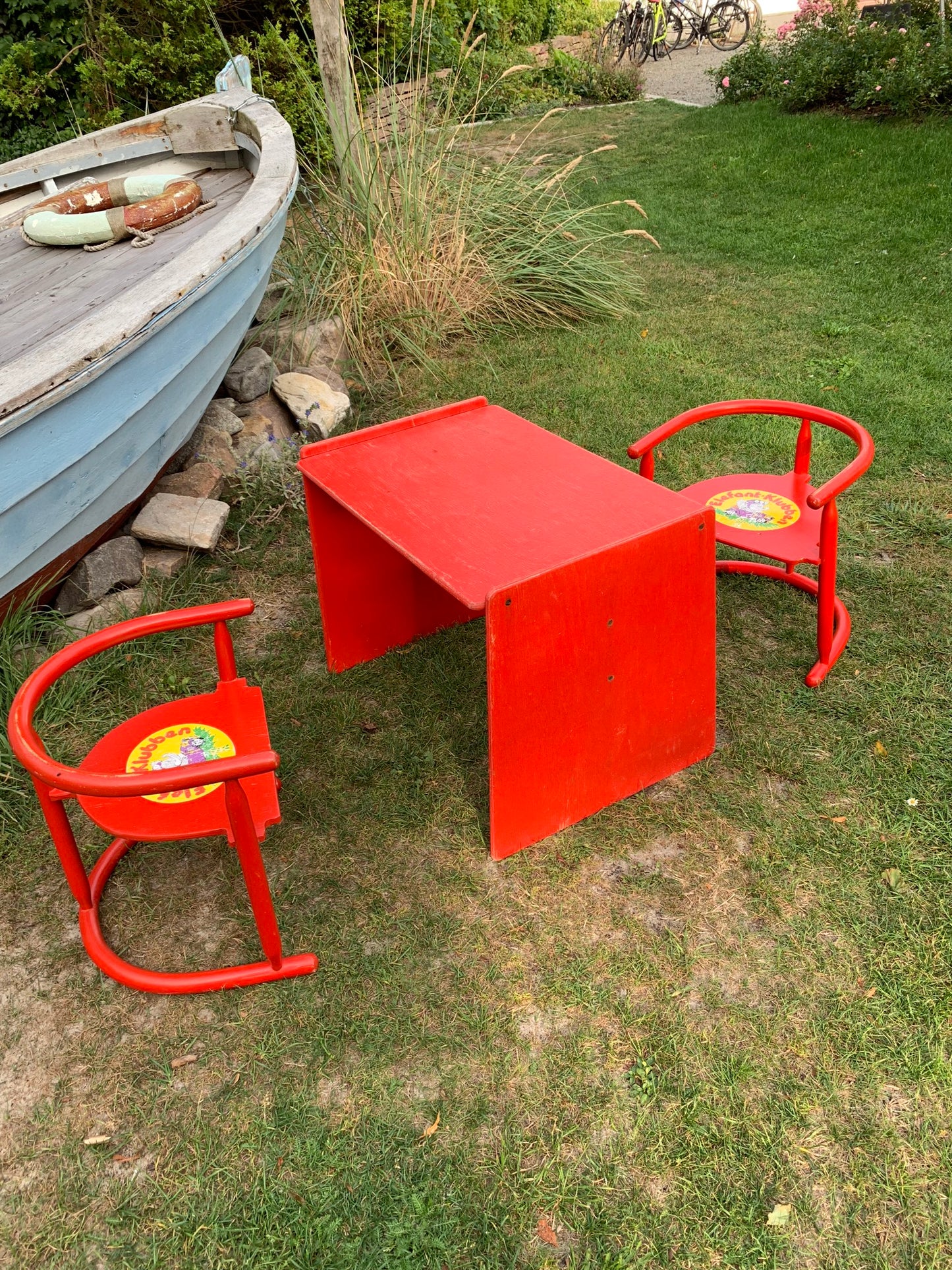 Barnbord med två stolar