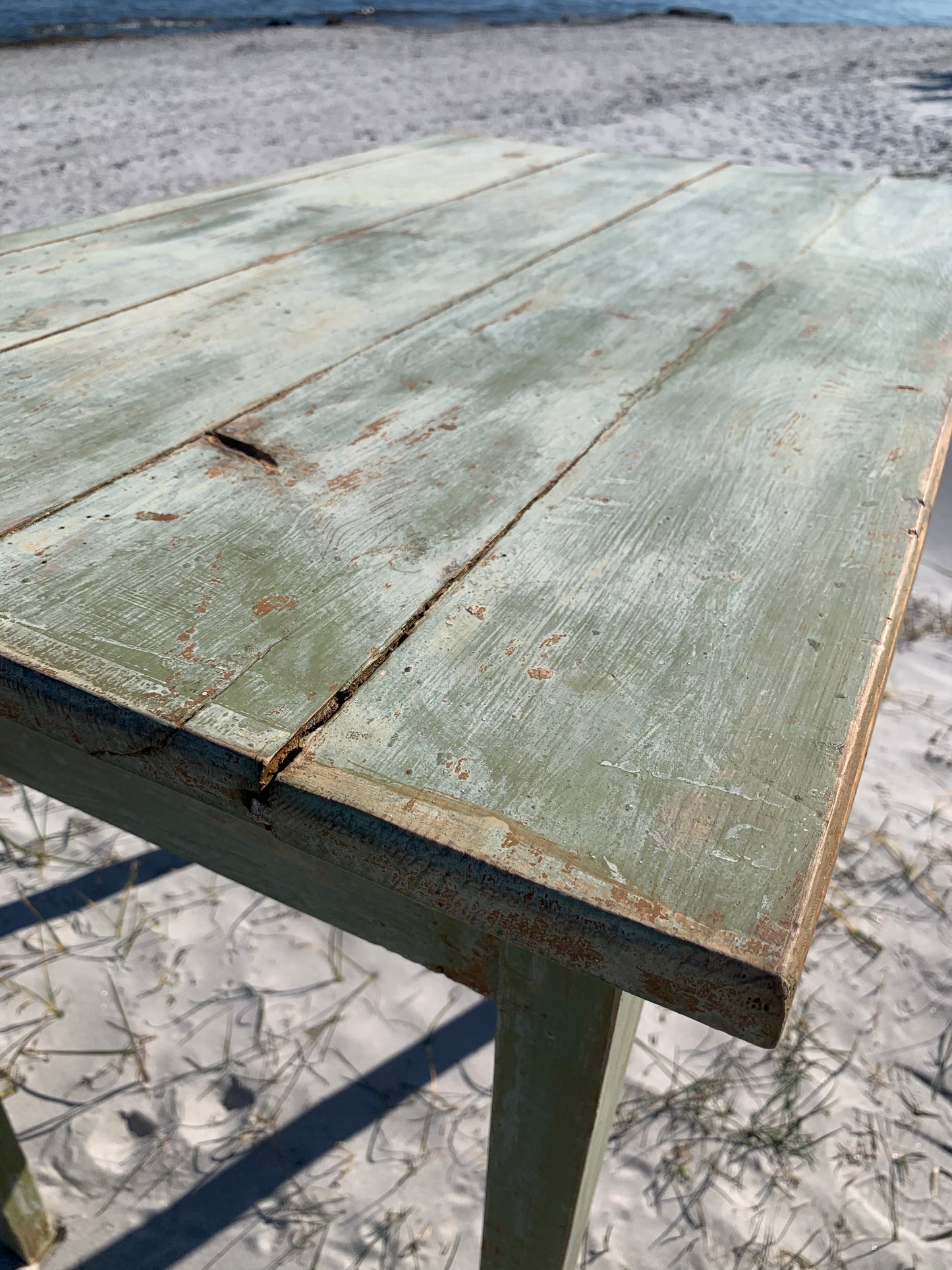 Vackert gammalt grönt träbord