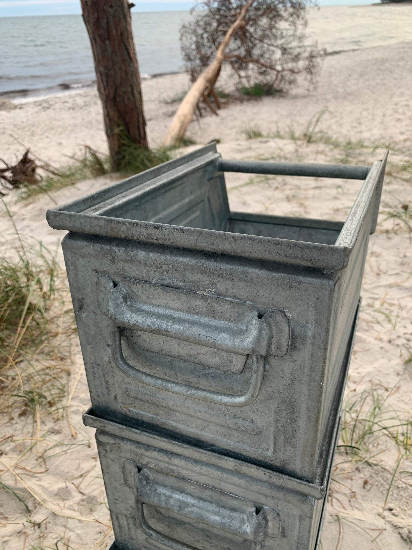 Stapelbar metalllåda