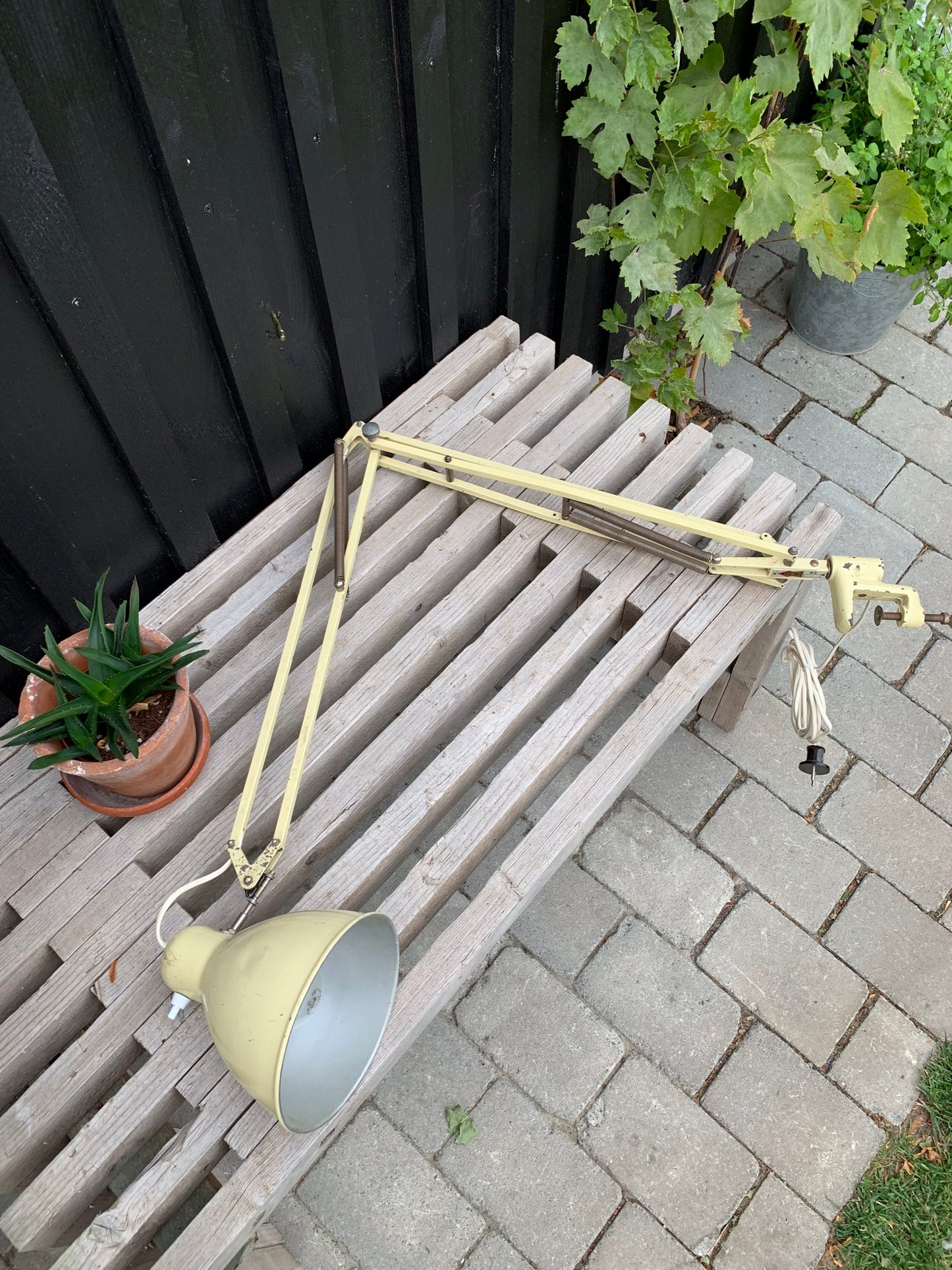 Vacker gammal Luxo lampa med roliga detaljer