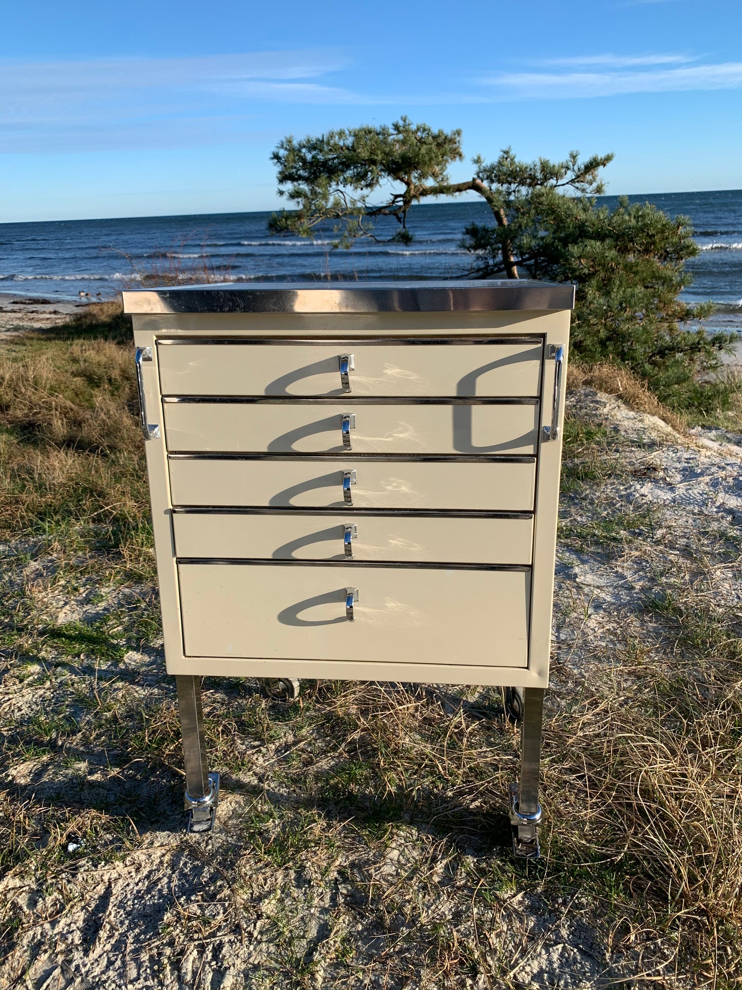 Tandläkarbord med lådor och hjul