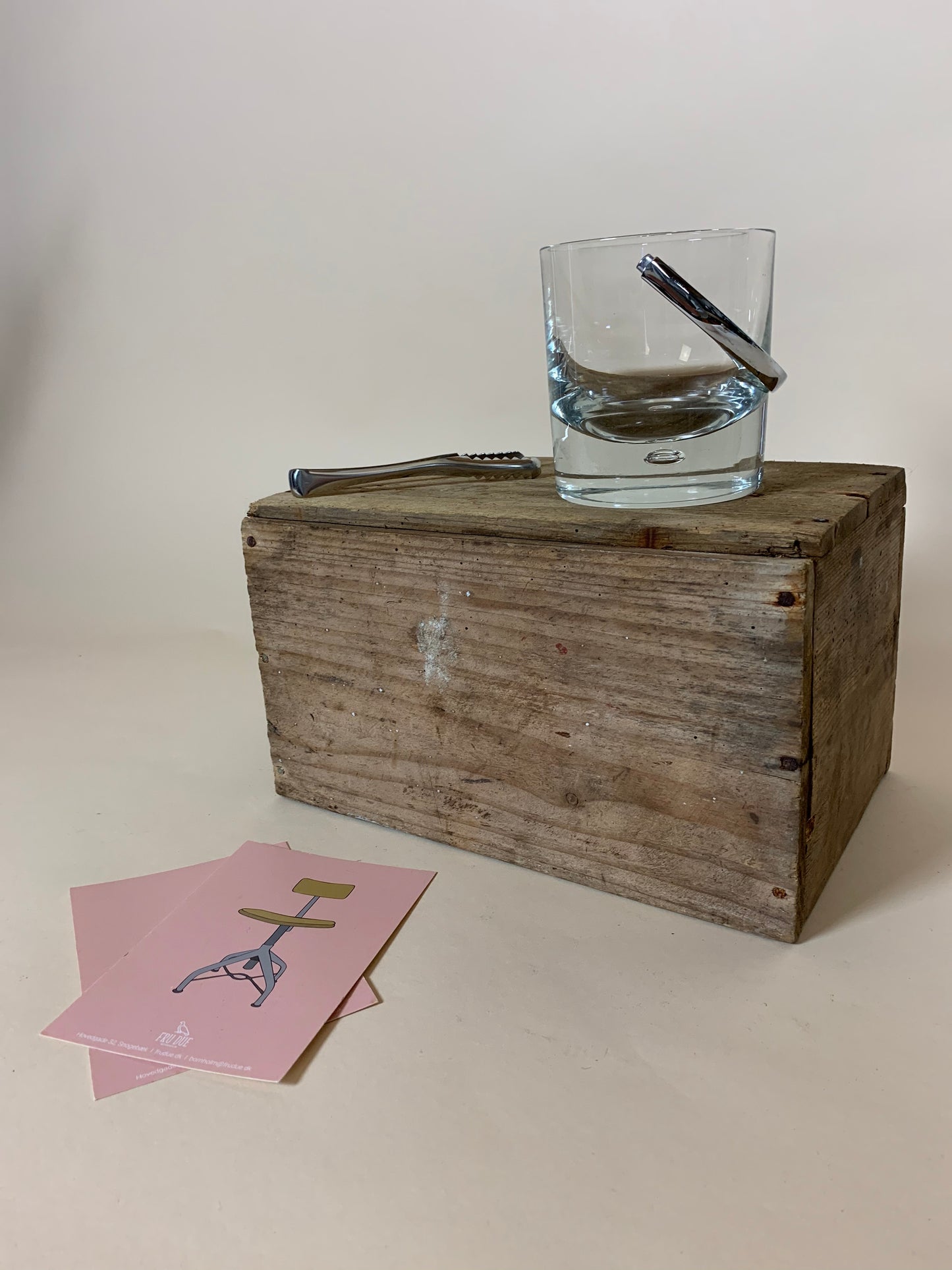 Slät ishink i glas med fin tjock bas och stålhandtag