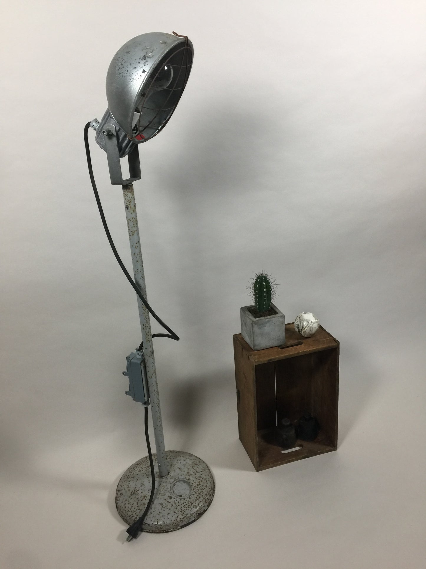 Industriell och rå golvlampa