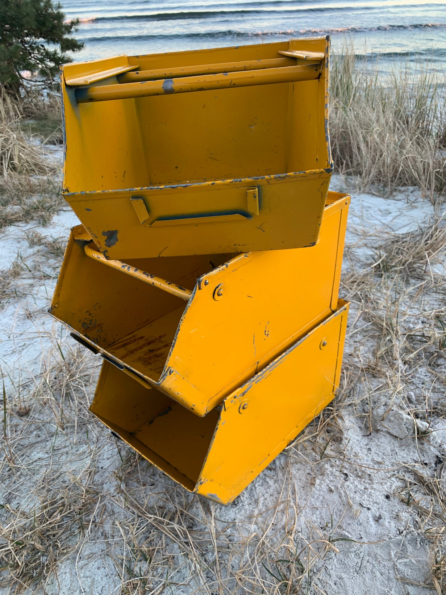 Gul stapelbar metalllåda