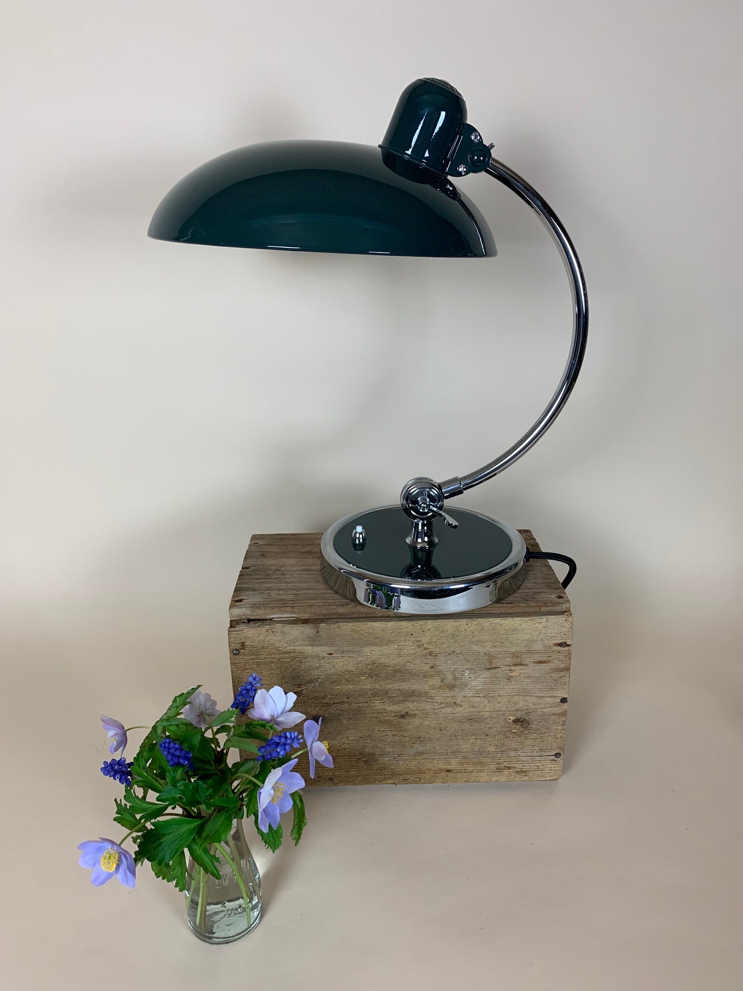 Kaiser Idell 6631 bordslampa i mörkgrön