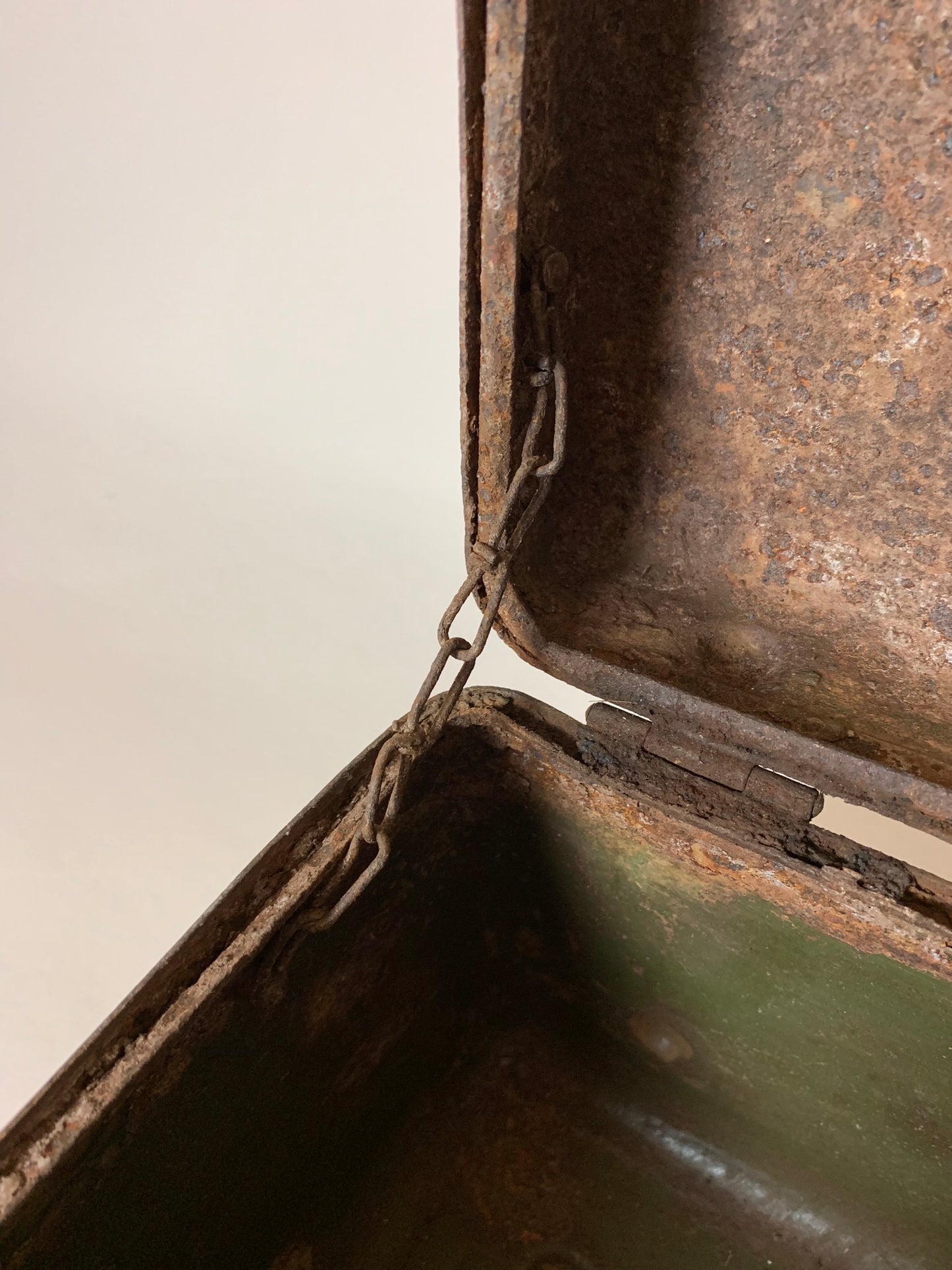 Rå och läcker Metalllåda med lock