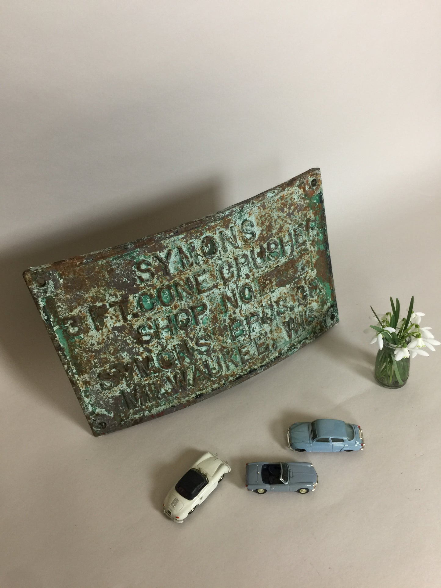 Vacker och svängd gammal skylt med mycket fin patina
