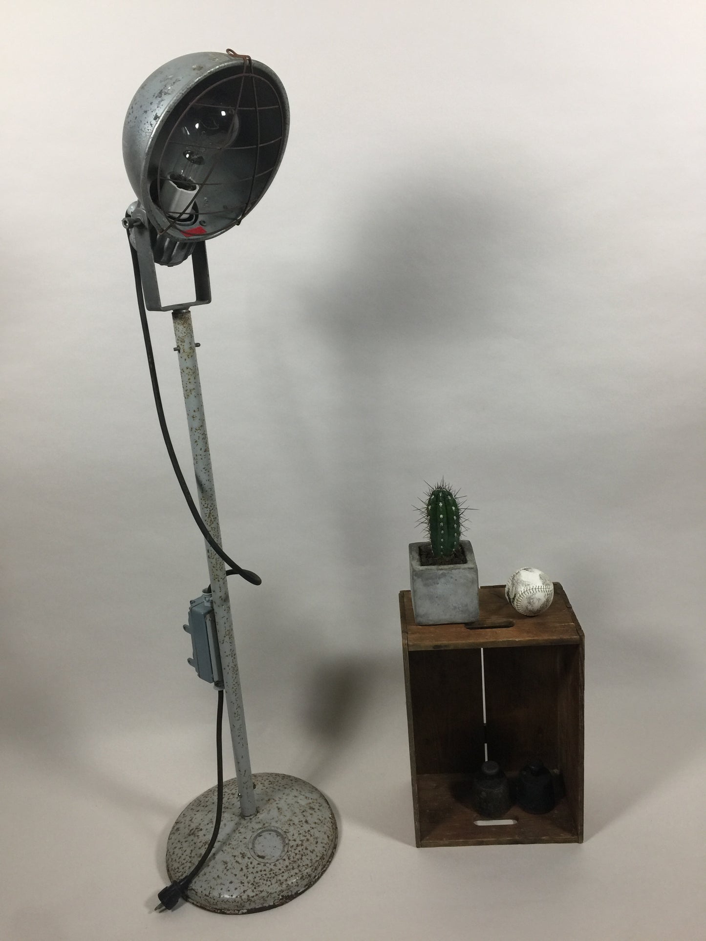 Industriell och rå golvlampa