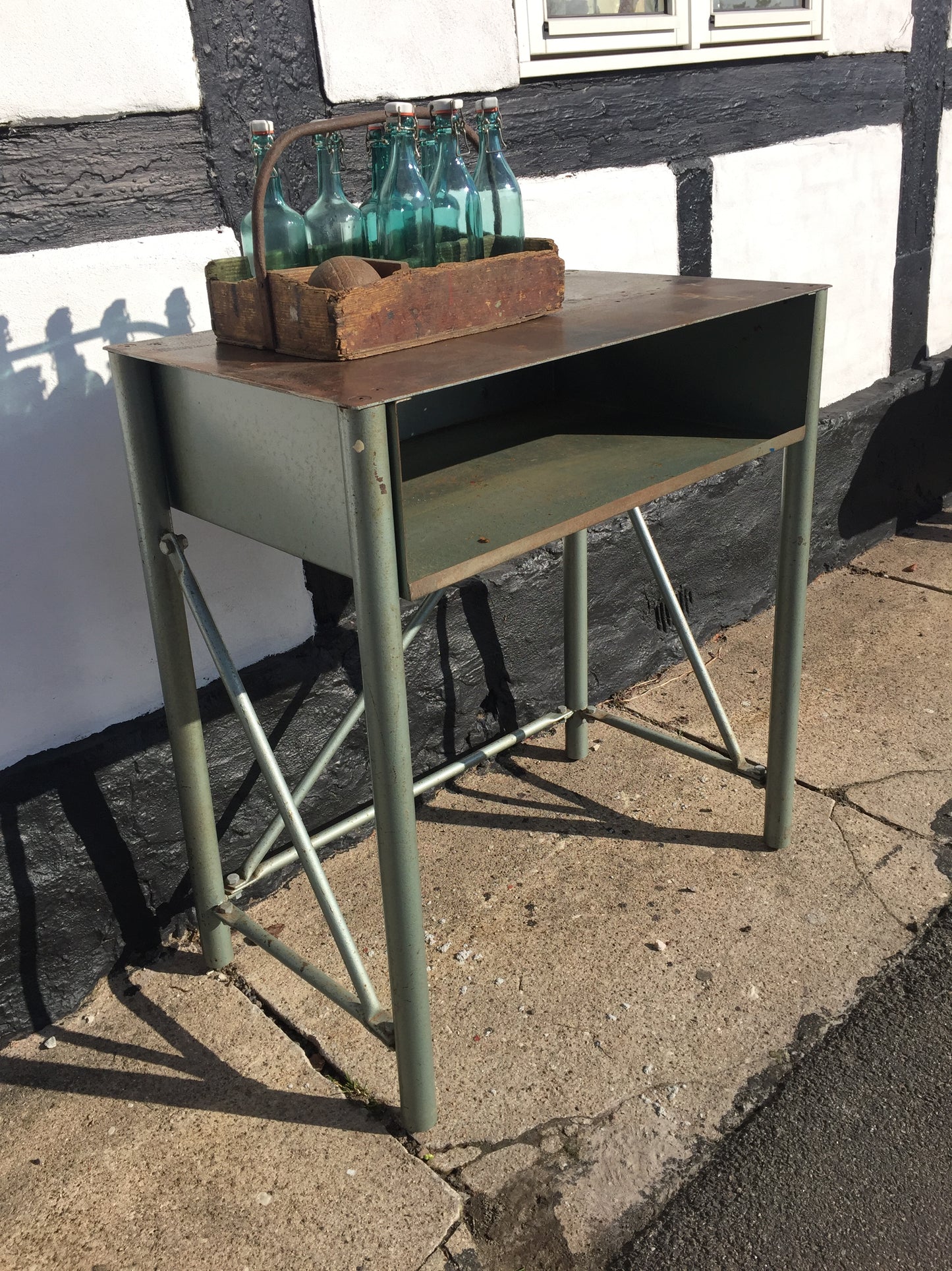 Snyggt industribord med mycket vacker patina