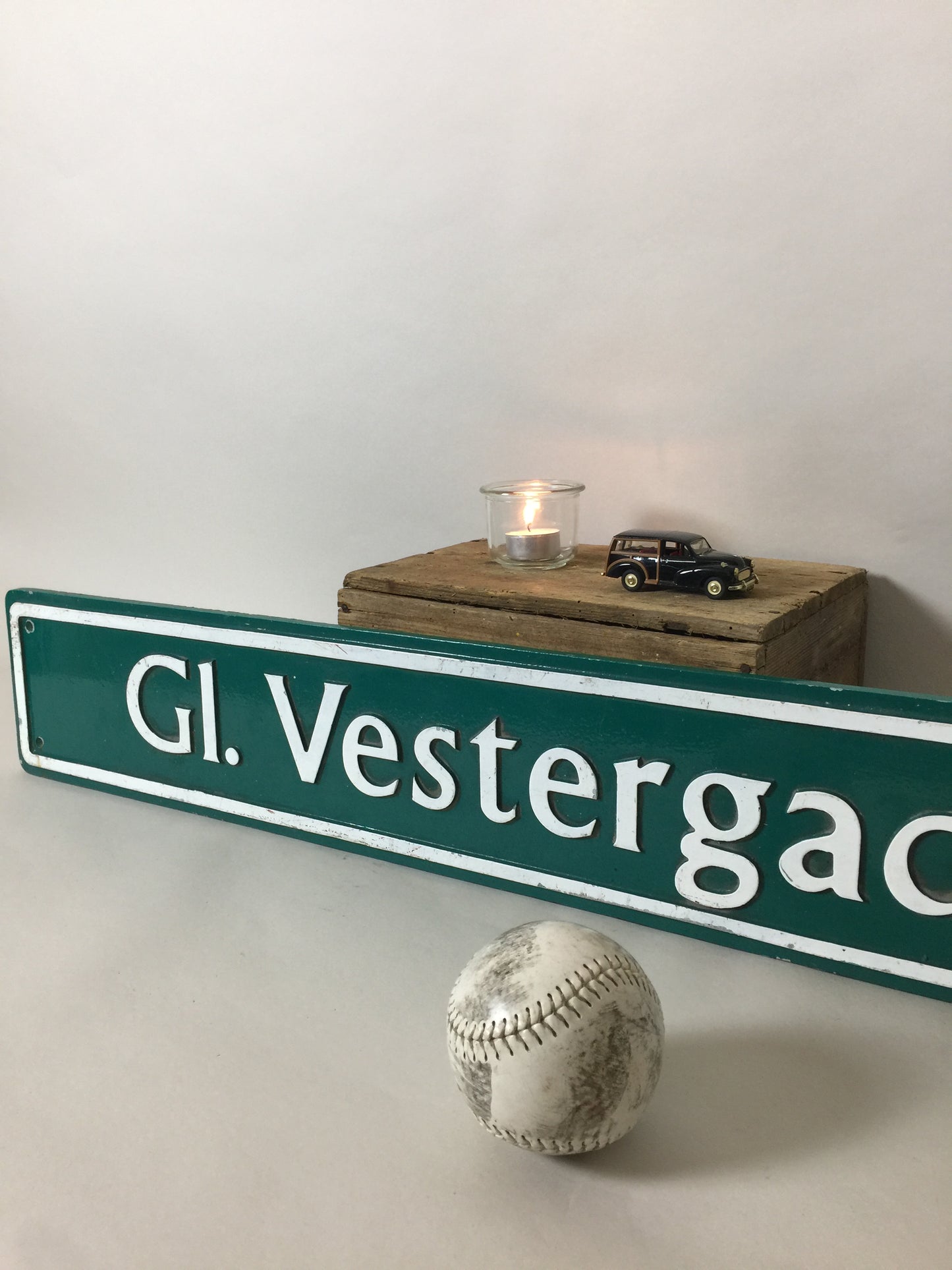 Slingrar sig nerför Vestergade - Fin grön vägskylt