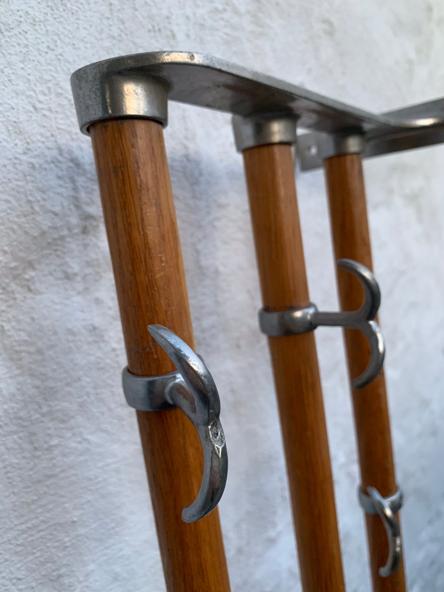 Vacker gammal hatthylla